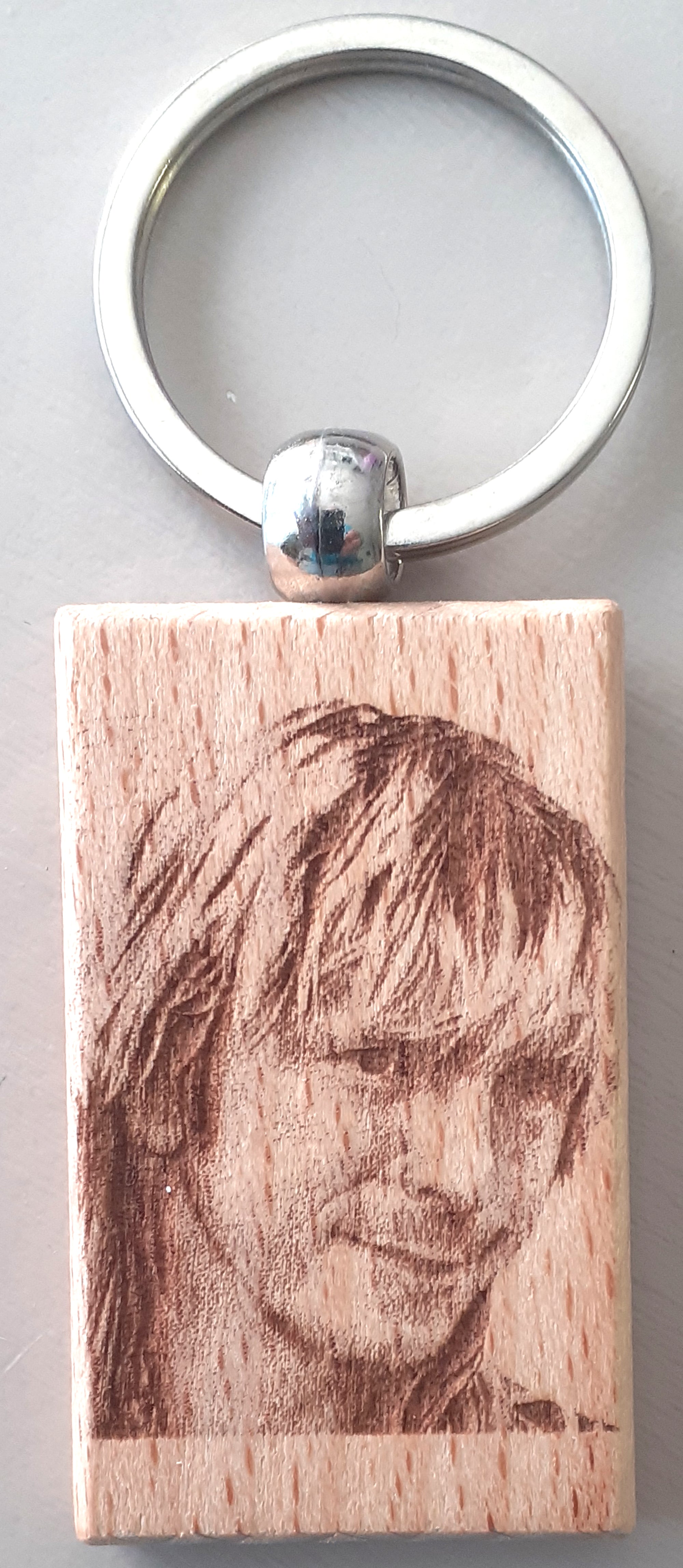 porte clef gravé sur ces deux faces du chanteur renaud