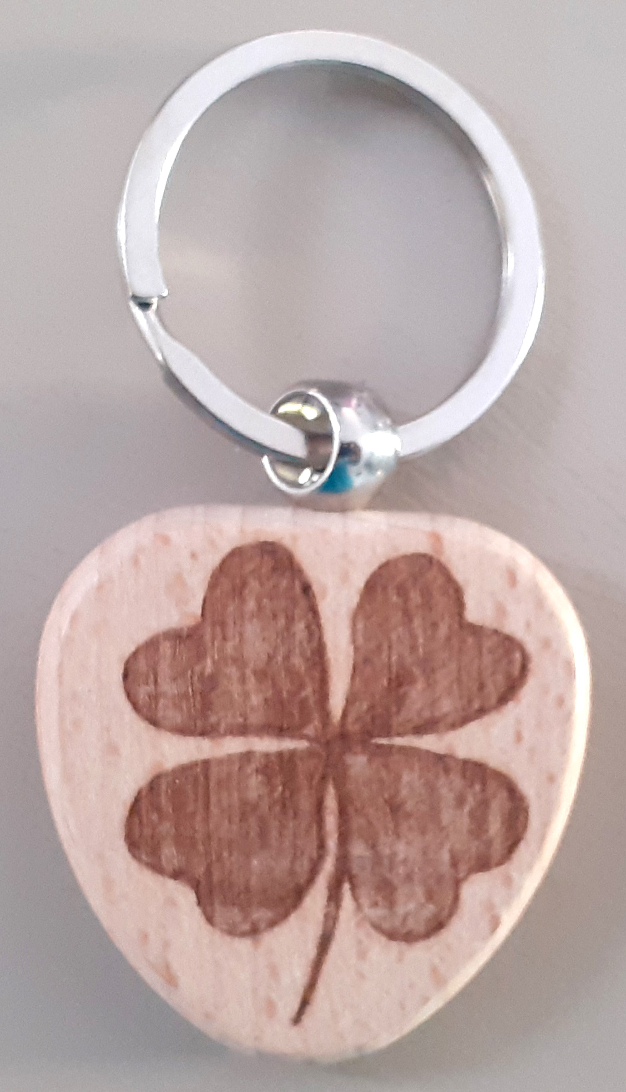 Porte-Clef Trèfle à Quatre Feuilles en Bois Gravé - Cadeau Porte-Bonheur