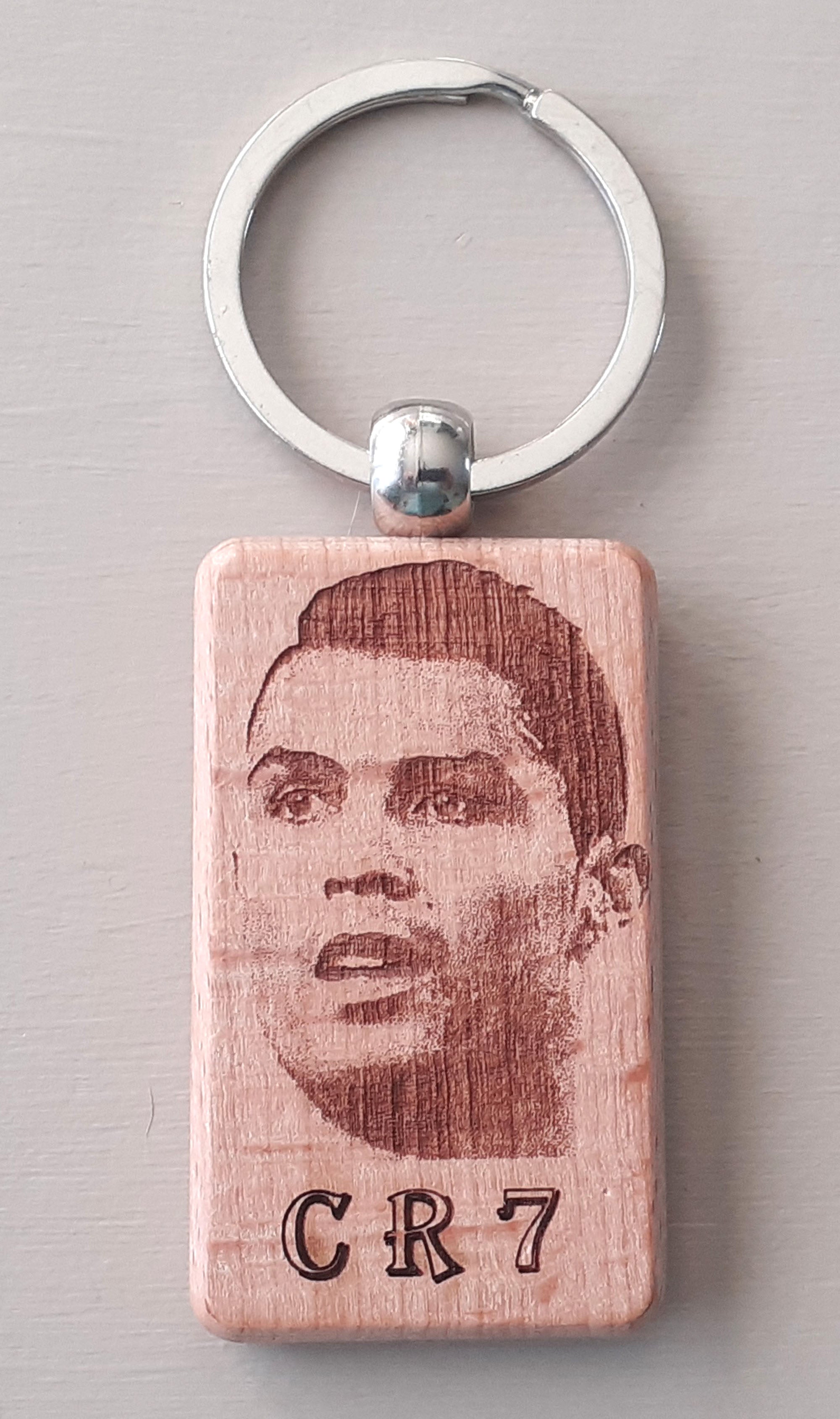 Porte-Clef Cristiano Ronaldo en Bois Gravé au Laser - Cadeau Fan de Football