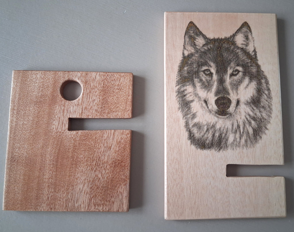 support telephone avec motif du loup