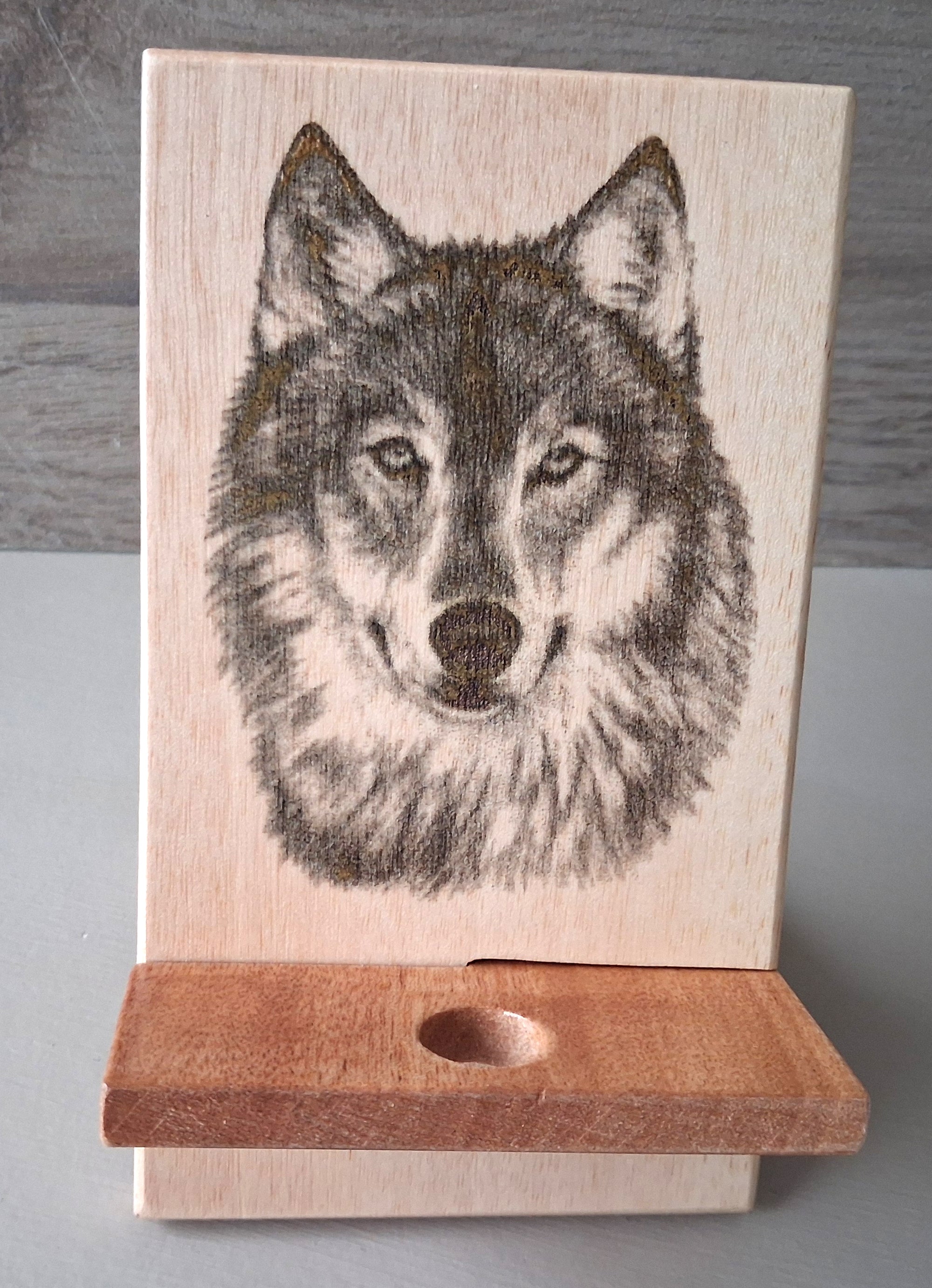 support telephone avec motif du loup