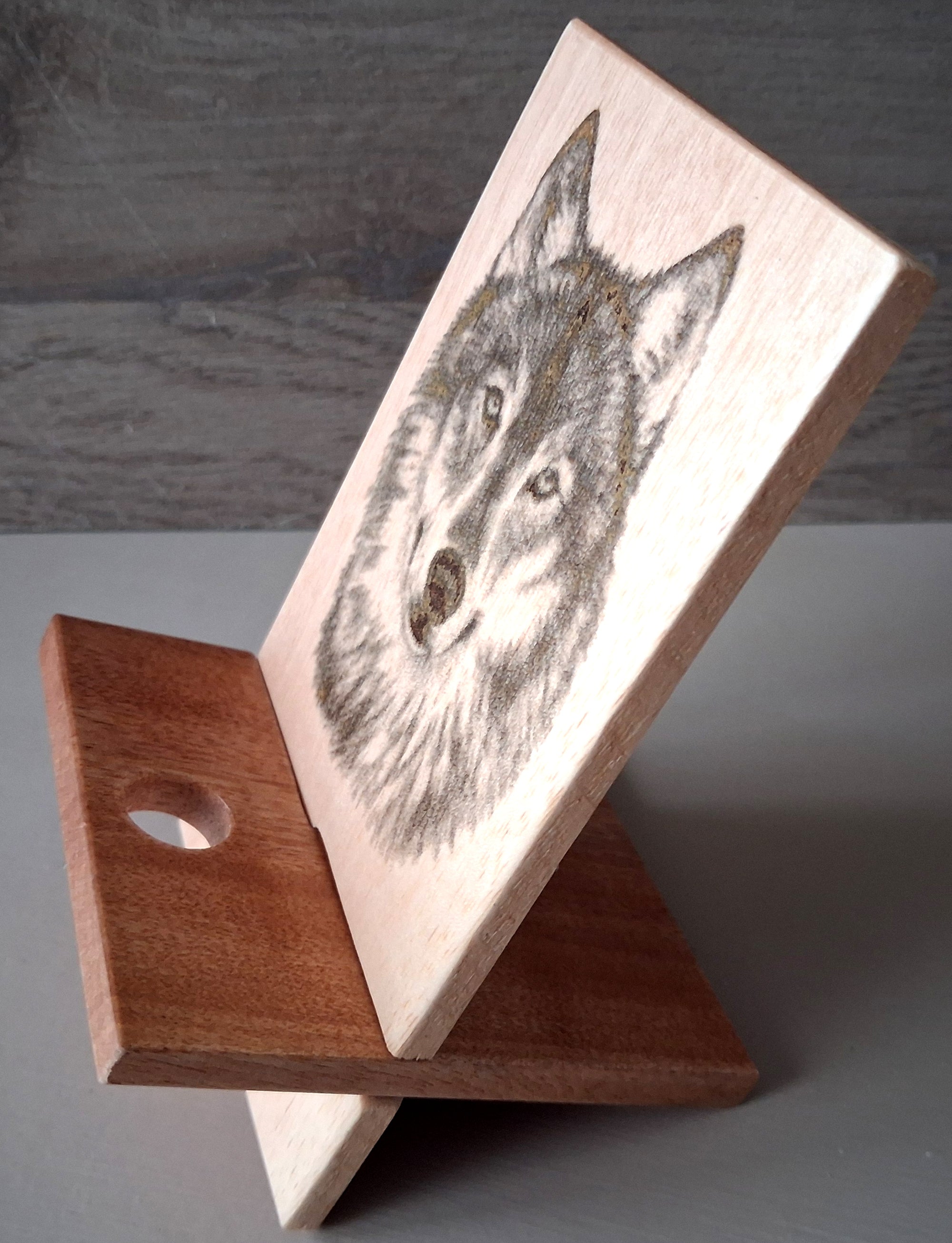 support telephone avec motif du loup