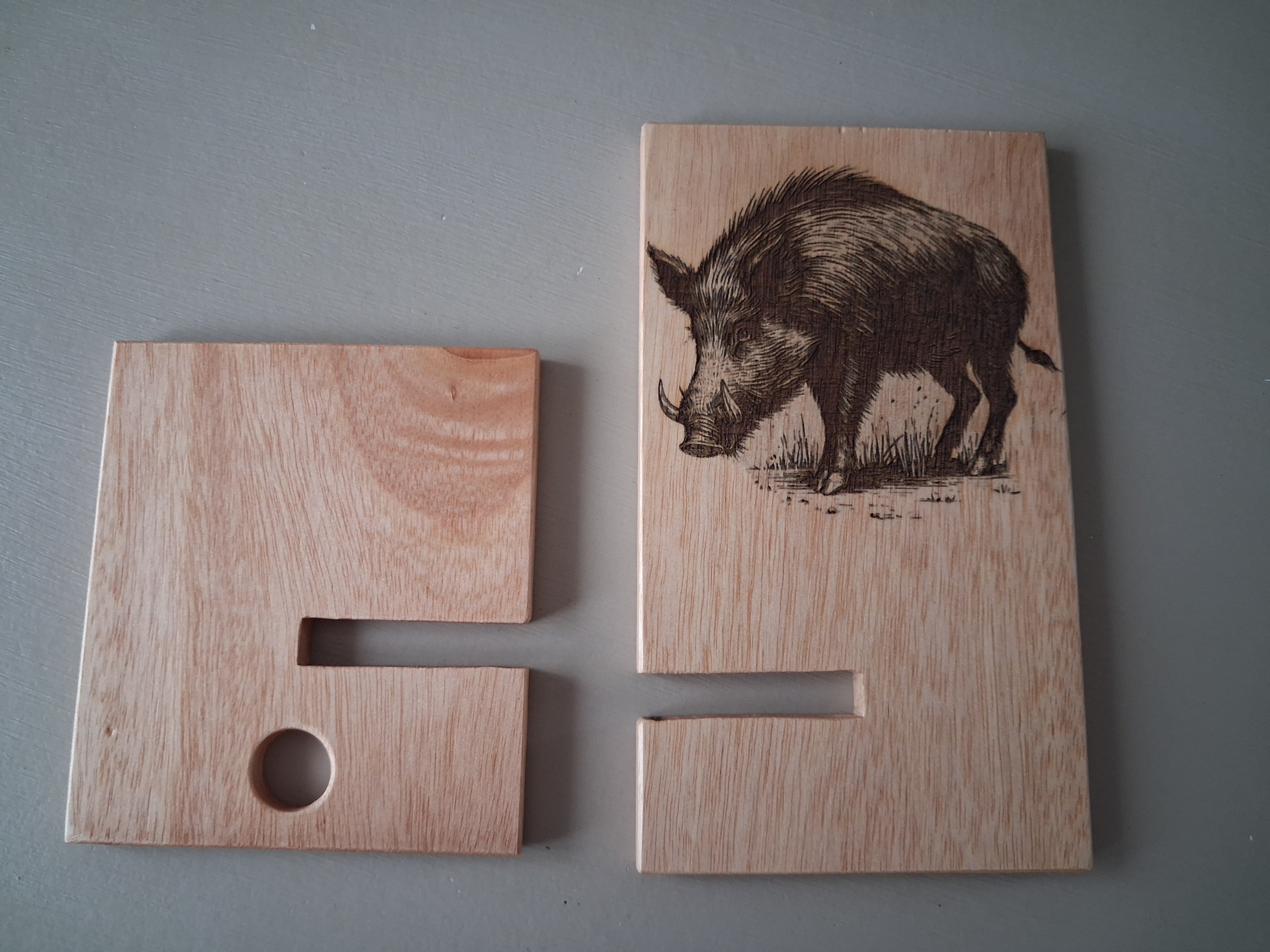 support telephone avec motif du sanglier