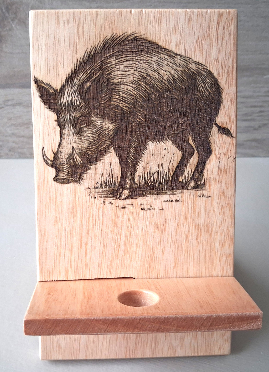 support telephone avec motif du sanglier
