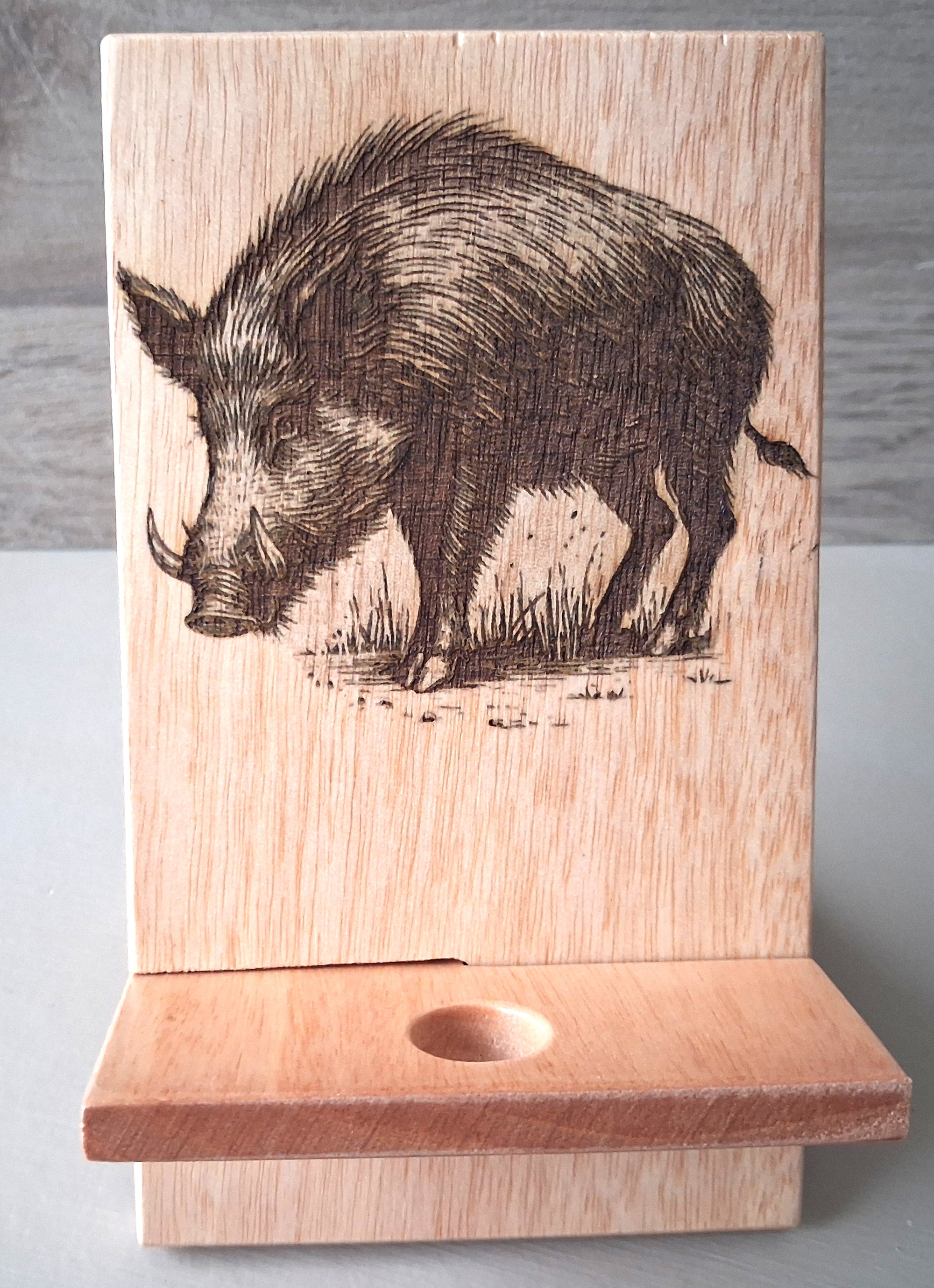 support telephone avec motif du sanglier