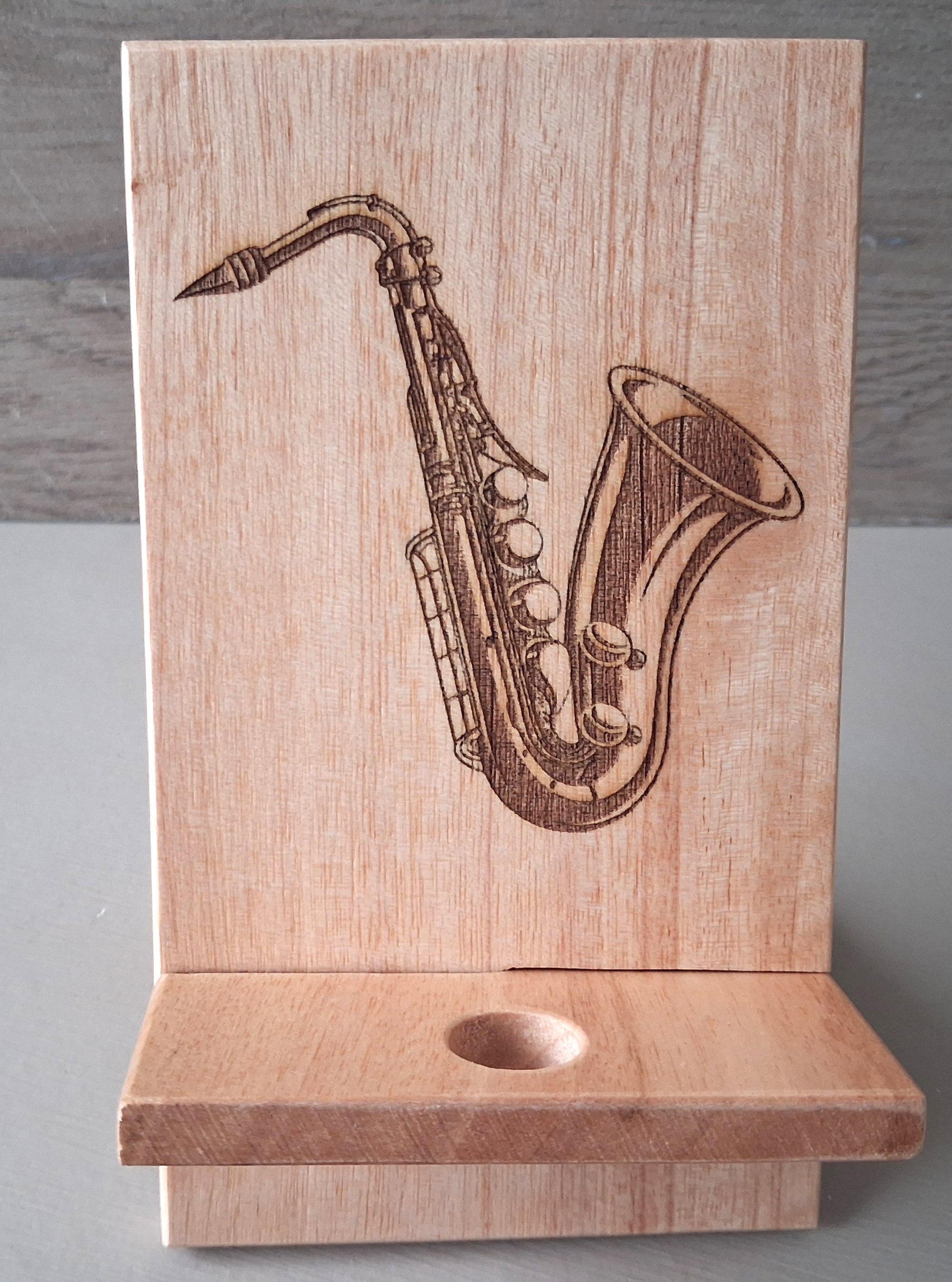 support pour telephone motif saxophone