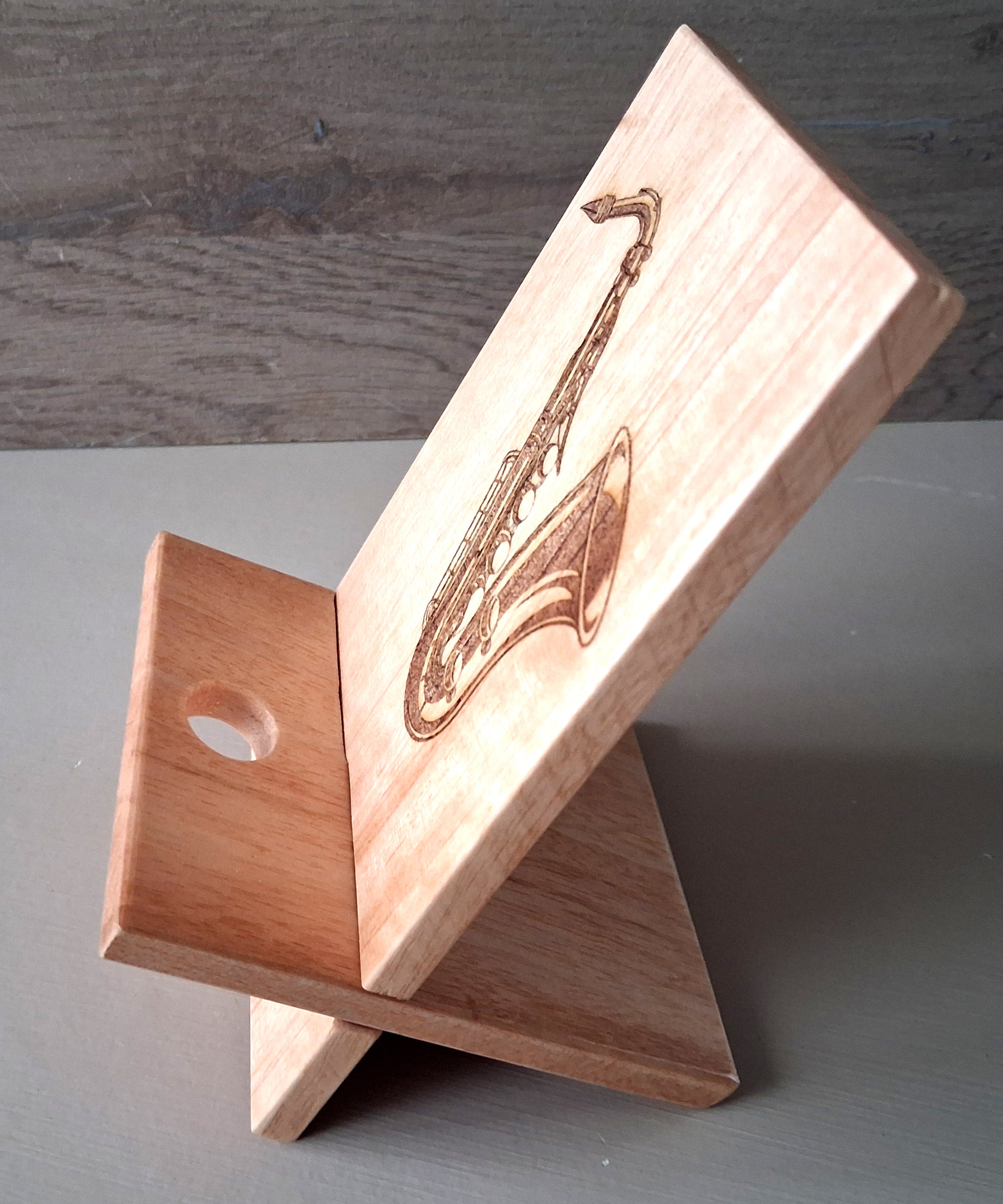 support pour telephone motif saxophone