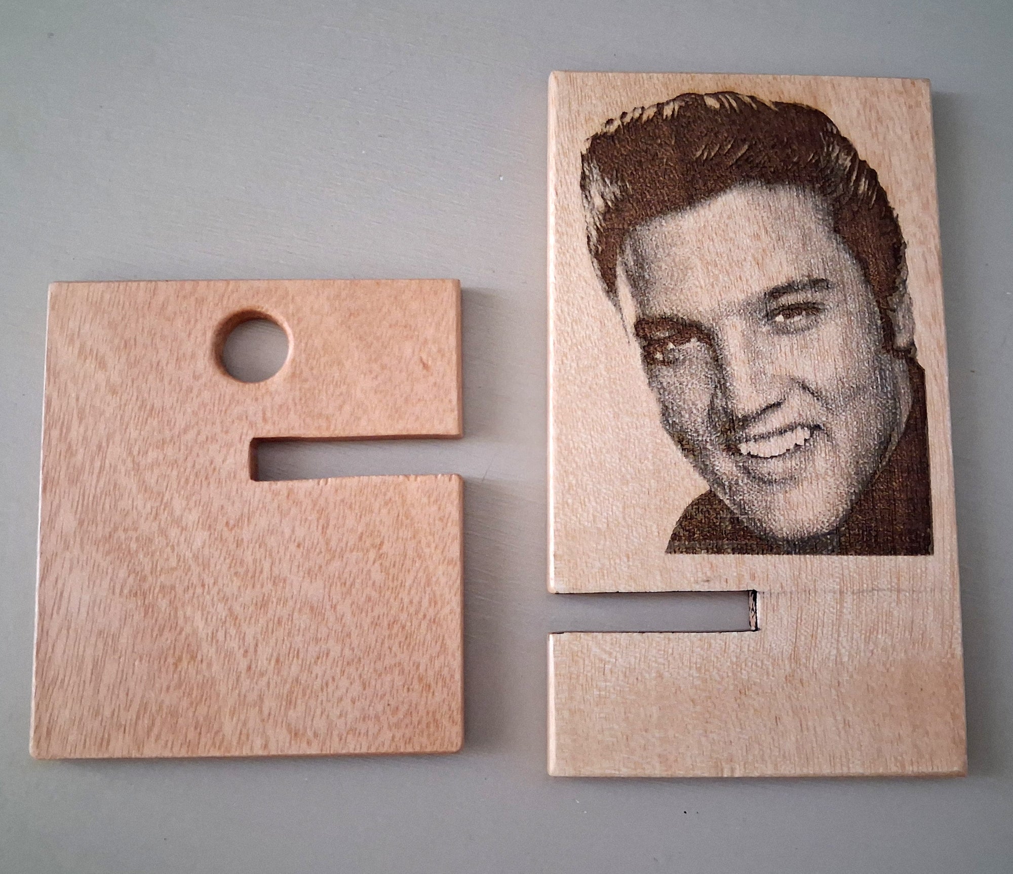 support pour telephone avec motif gravé au laser