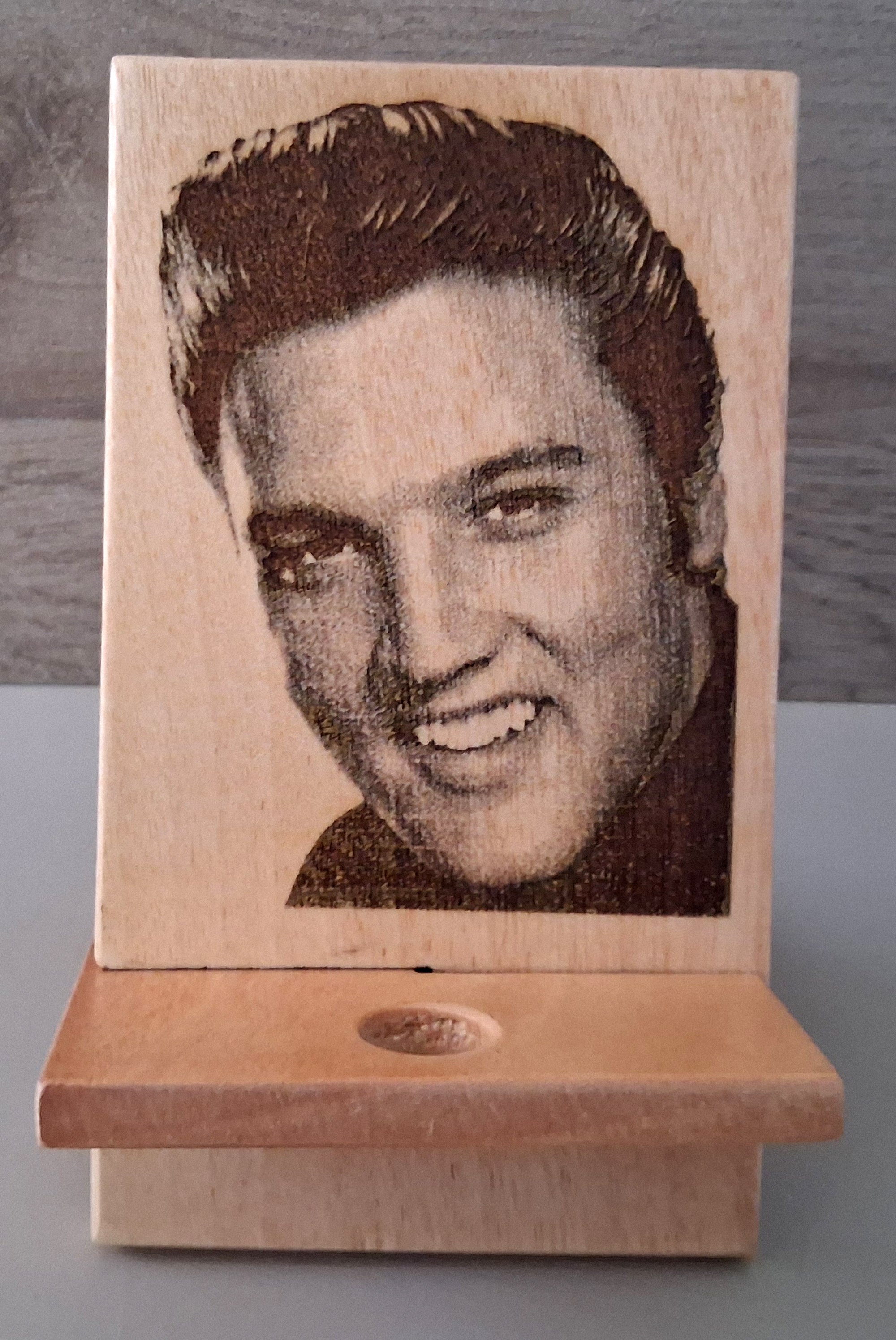 support pour telephone avec motif gravé au laser