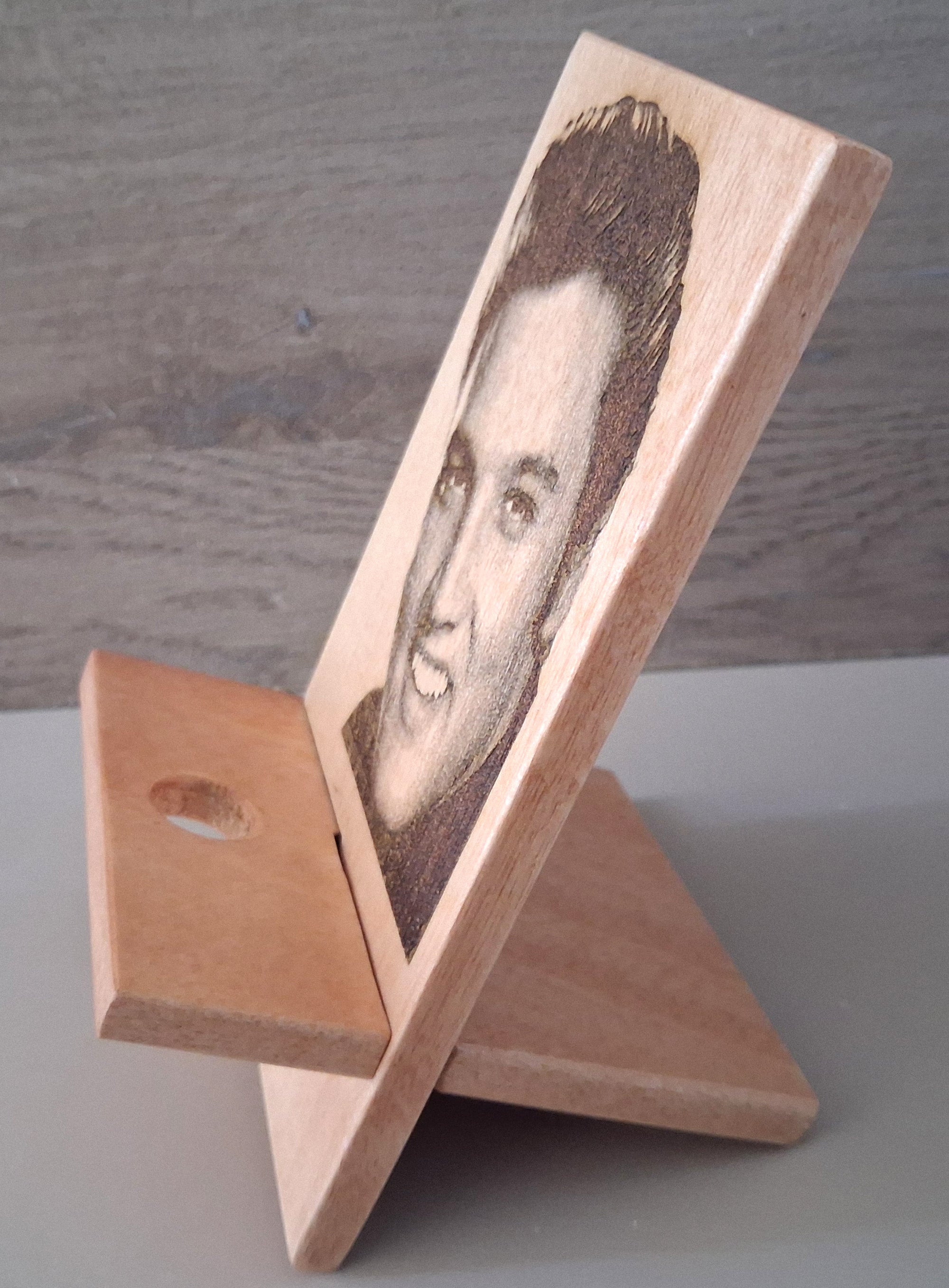 support pour telephone avec motif gravé au laser