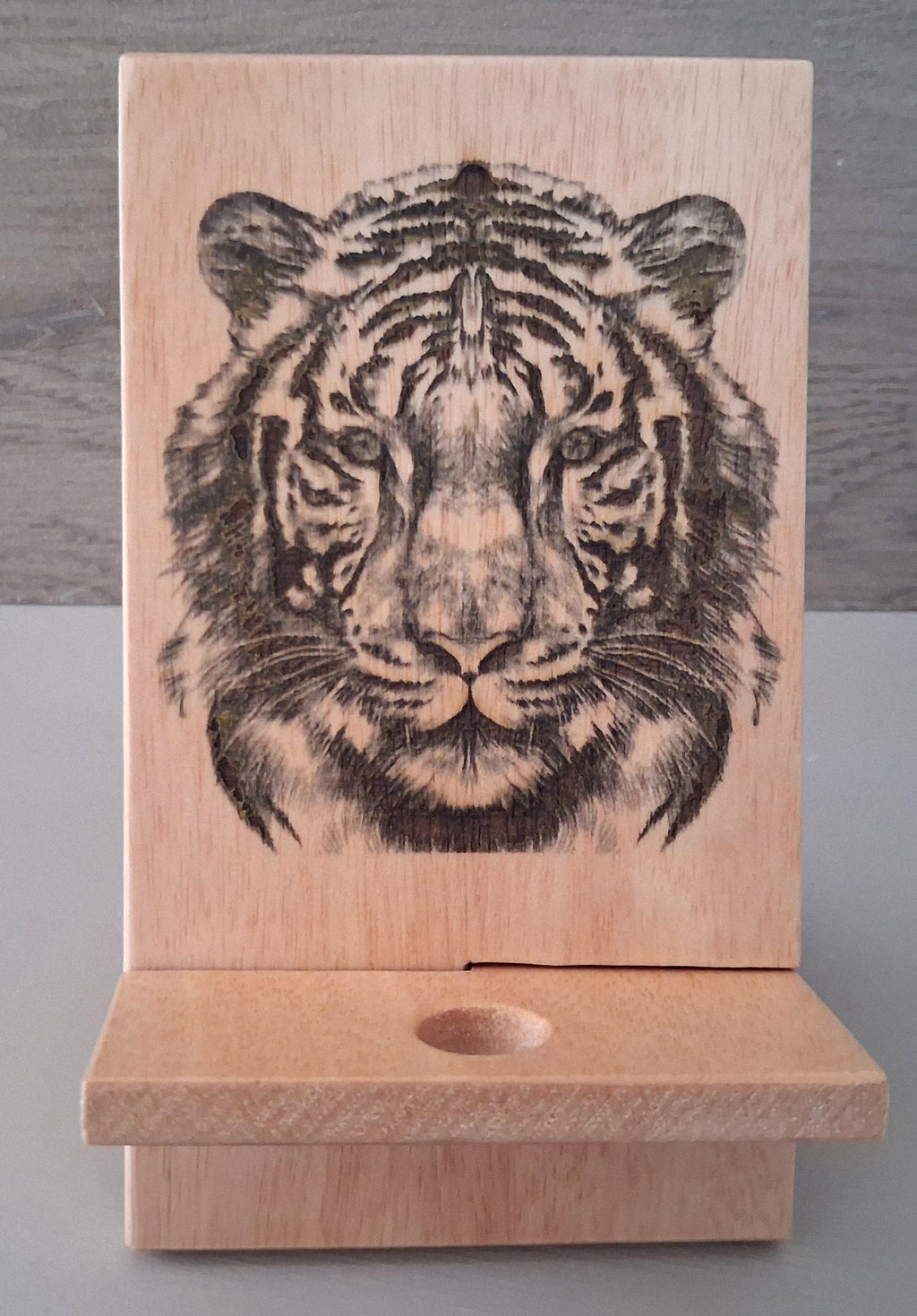 support telephone en bois gravé