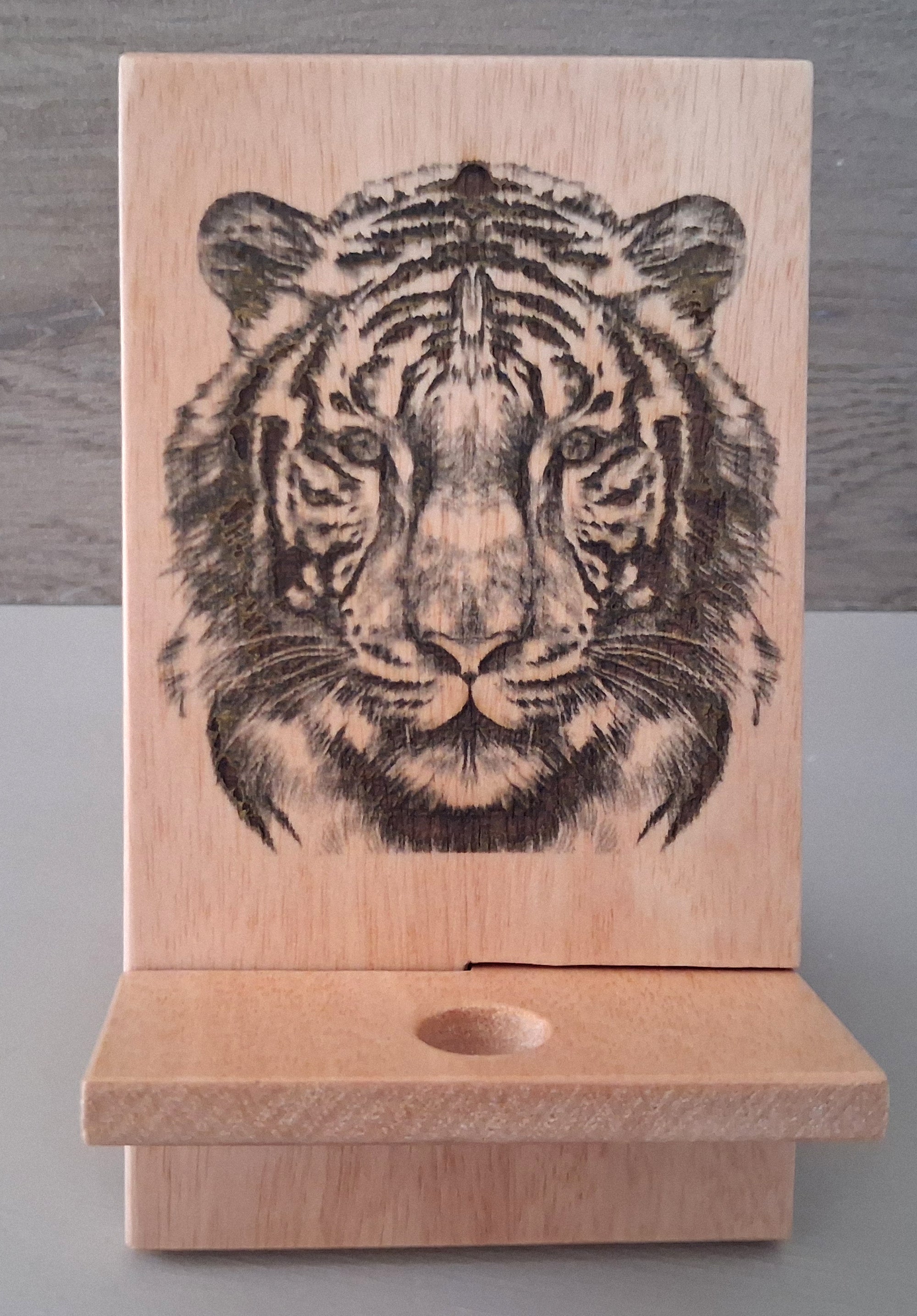 support telephone en bois gravé