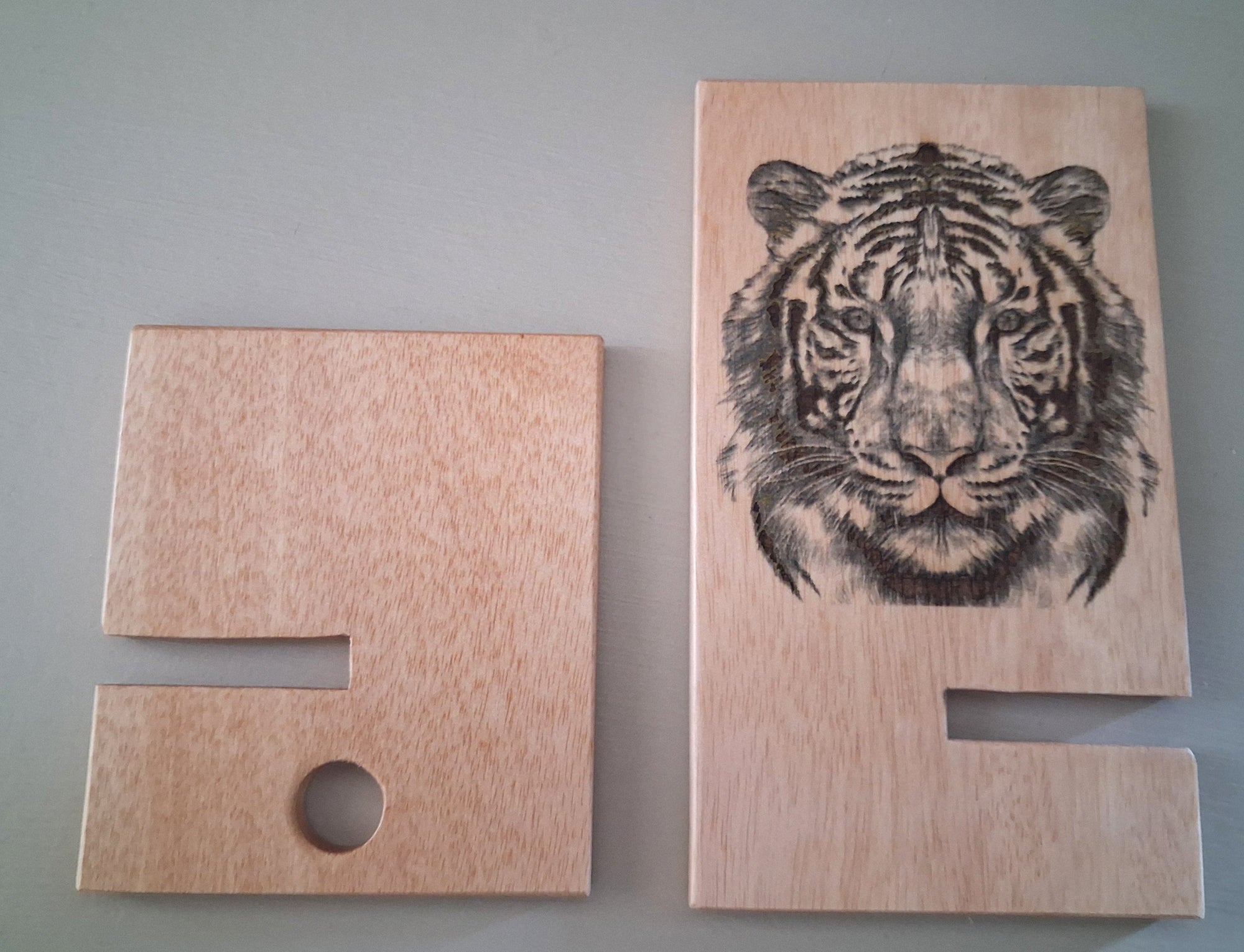 support telephone en bois gravé