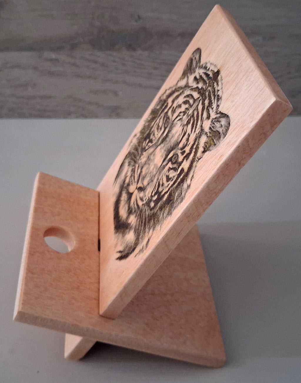 support telephone avec motif du tigre gravé au laser