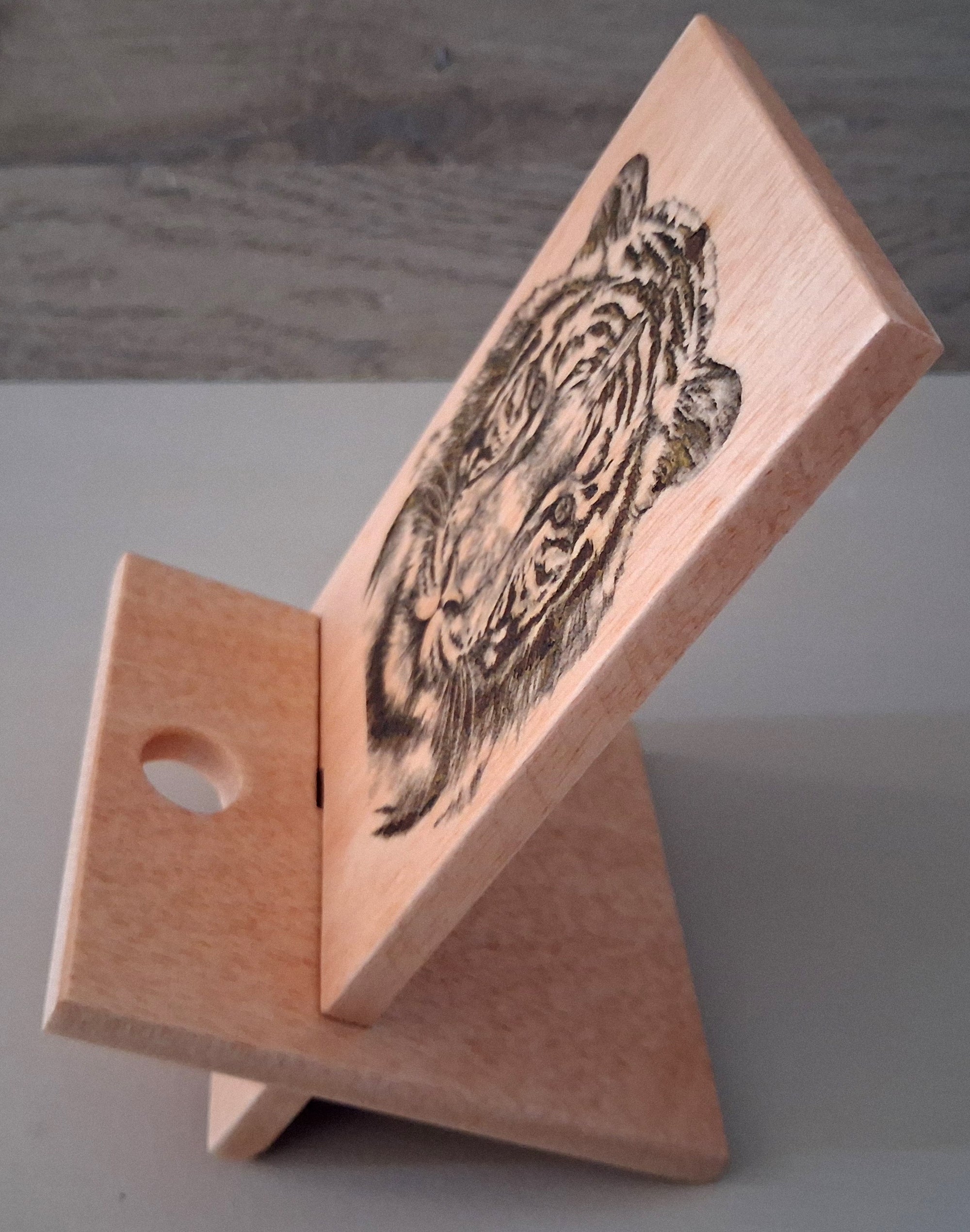 support telephone avec motif du tigre gravé au laser