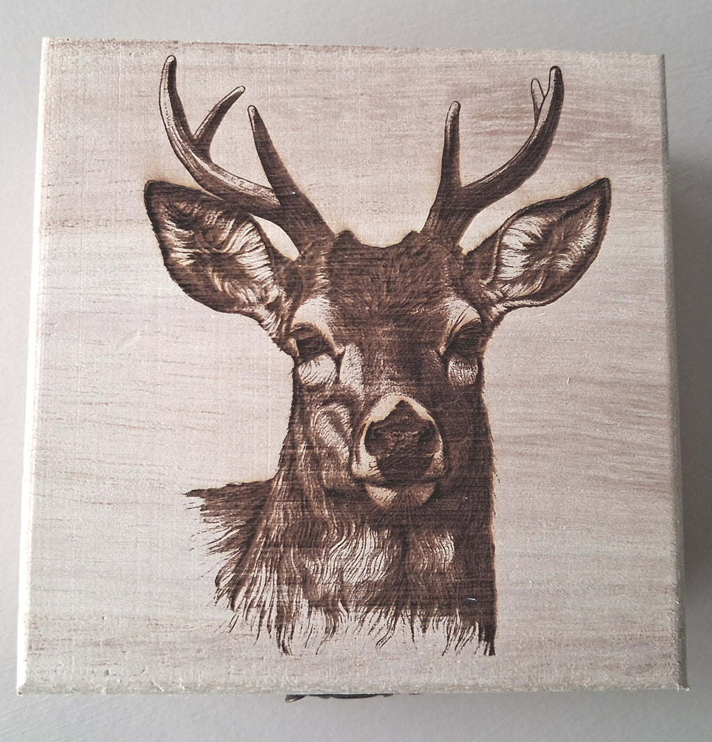 boite en bois gravé du chevreuil