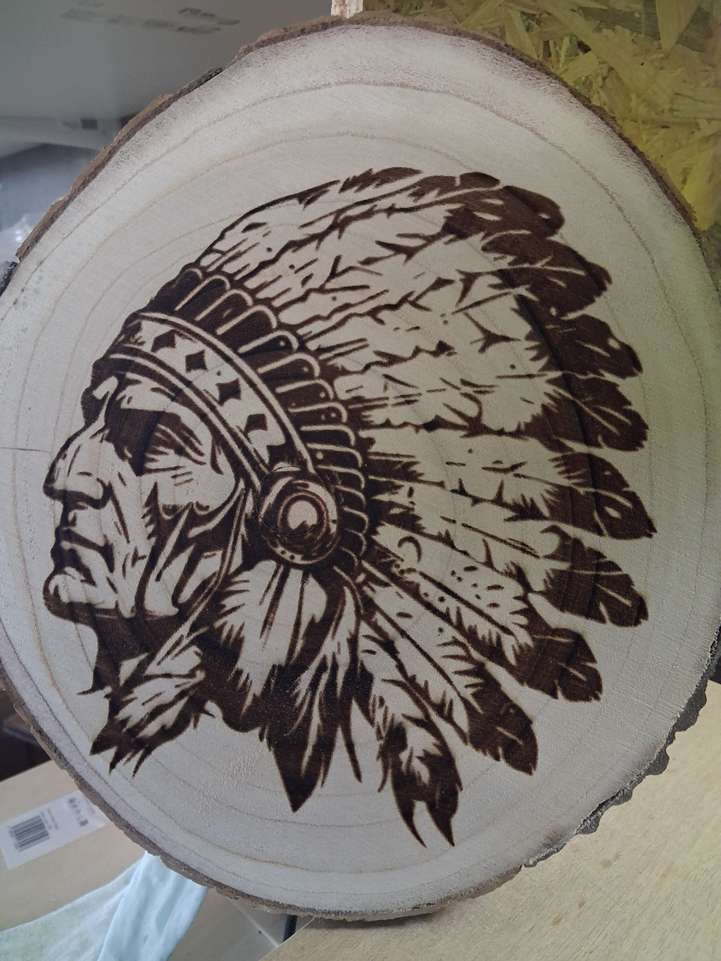 gravure tete indien sur rondelle de bois naturel 30 cm de diametre 18 mm epaisseur