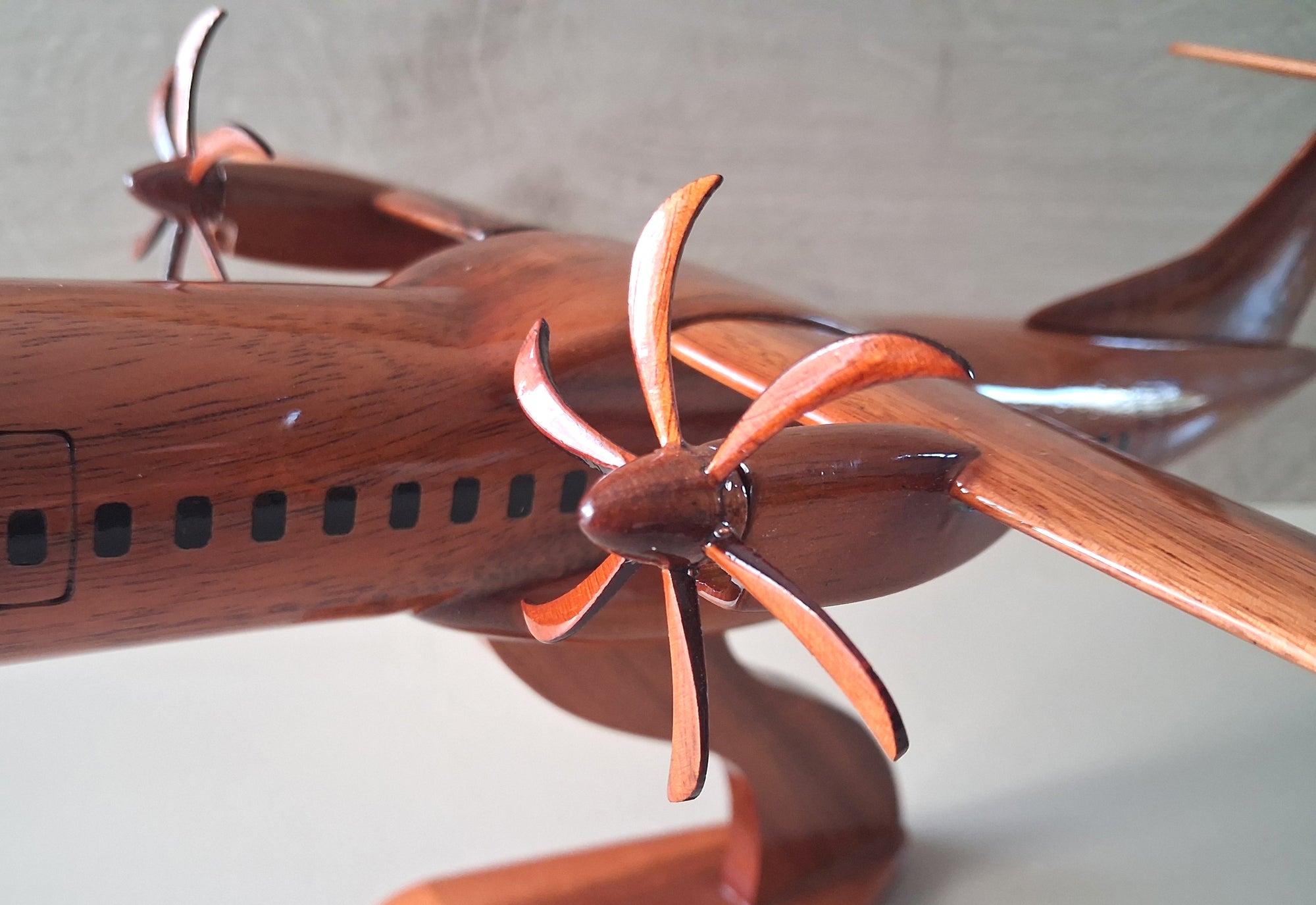 Maquette ATR 72 en Bois de Palissandre Vernis - Réplique Avion Régional
