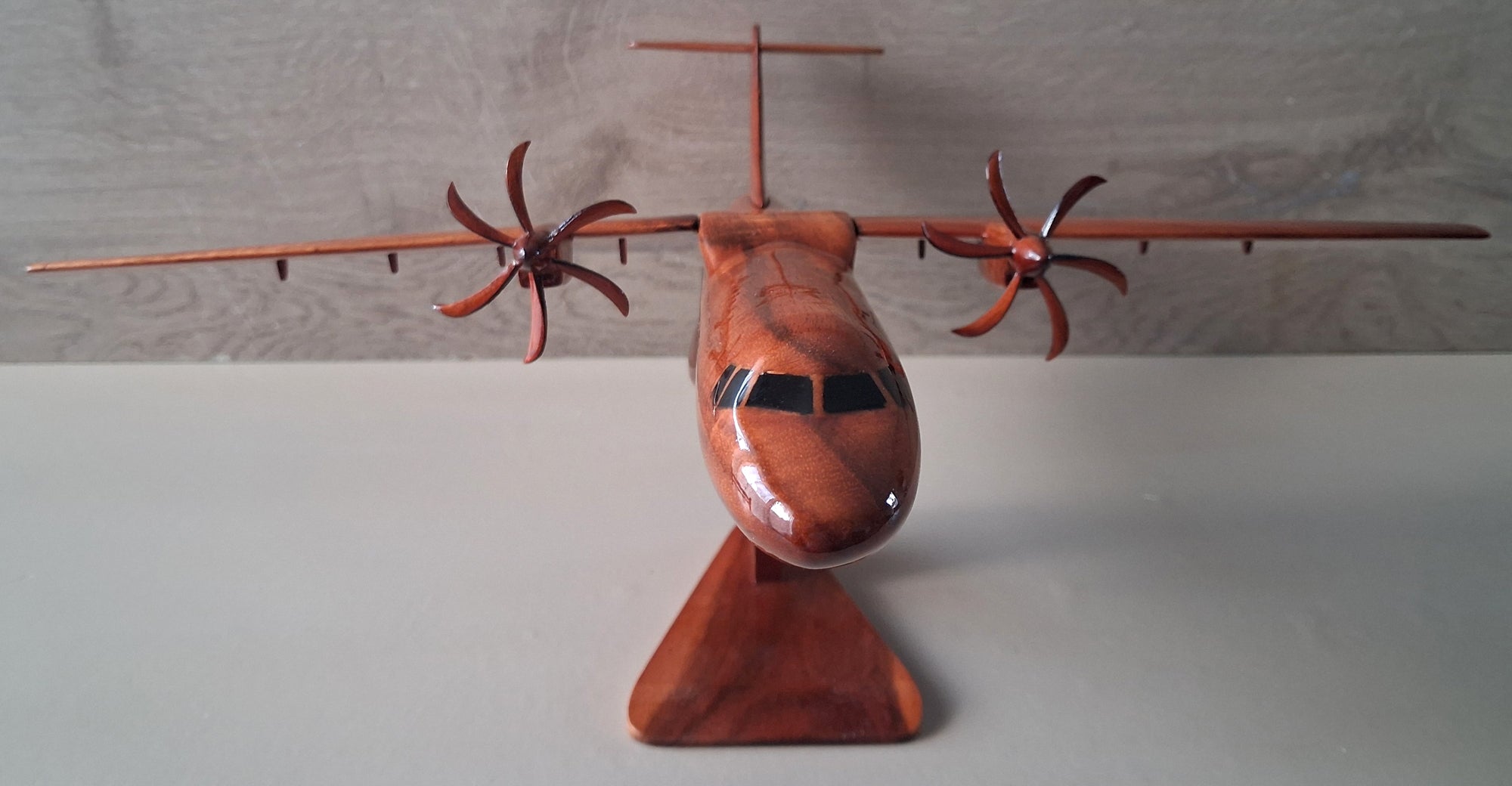 Maquette ATR 72 en Bois de Palissandre Vernis - Réplique Avion Régional