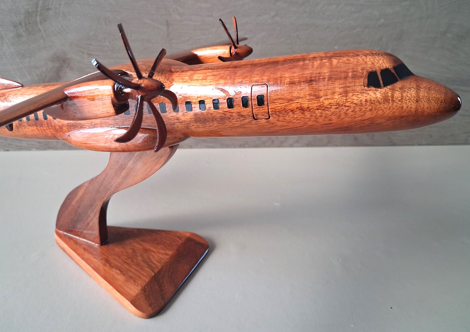 Maquette ATR 72 en Bois de Palissandre Vernis - Réplique Avion Régional