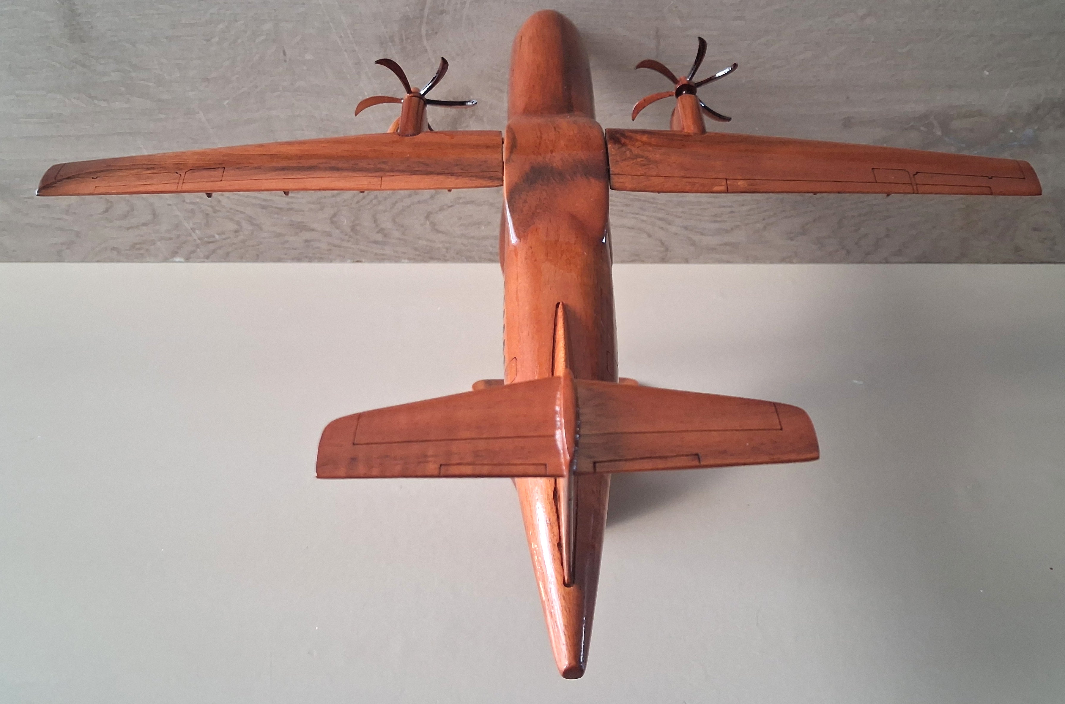Maquette ATR 72 en Bois de Palissandre Vernis - Réplique Avion Régional