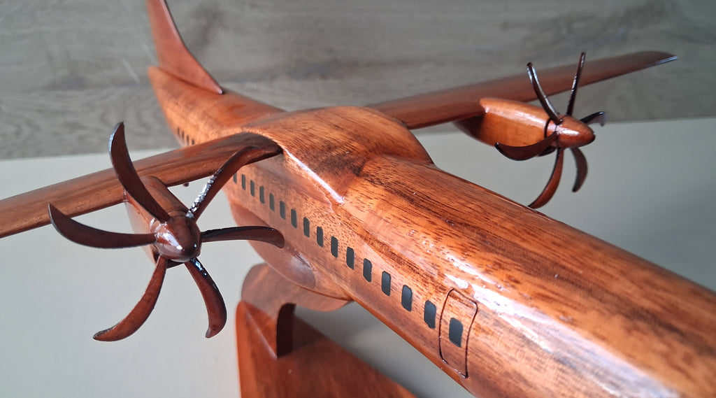 Maquette ATR 72 en Bois de Palissandre Vernis - Réplique Avion Régional