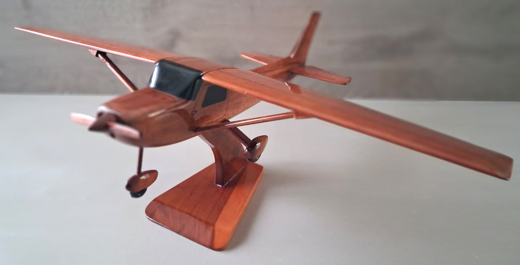 maquette du cessna 150 en bois vernis  belle finition