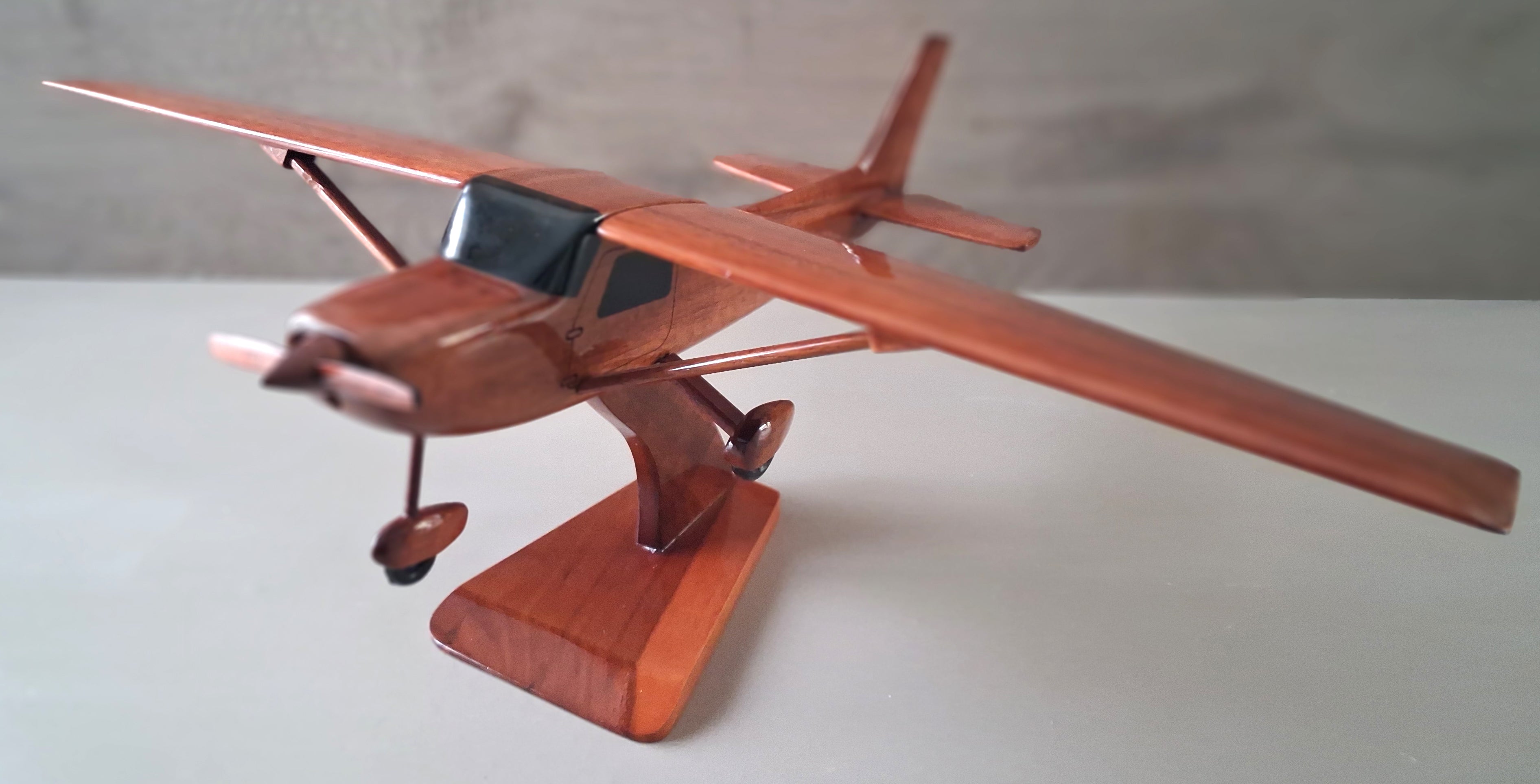 maquette du cessna 150 en bois vernis  belle finition