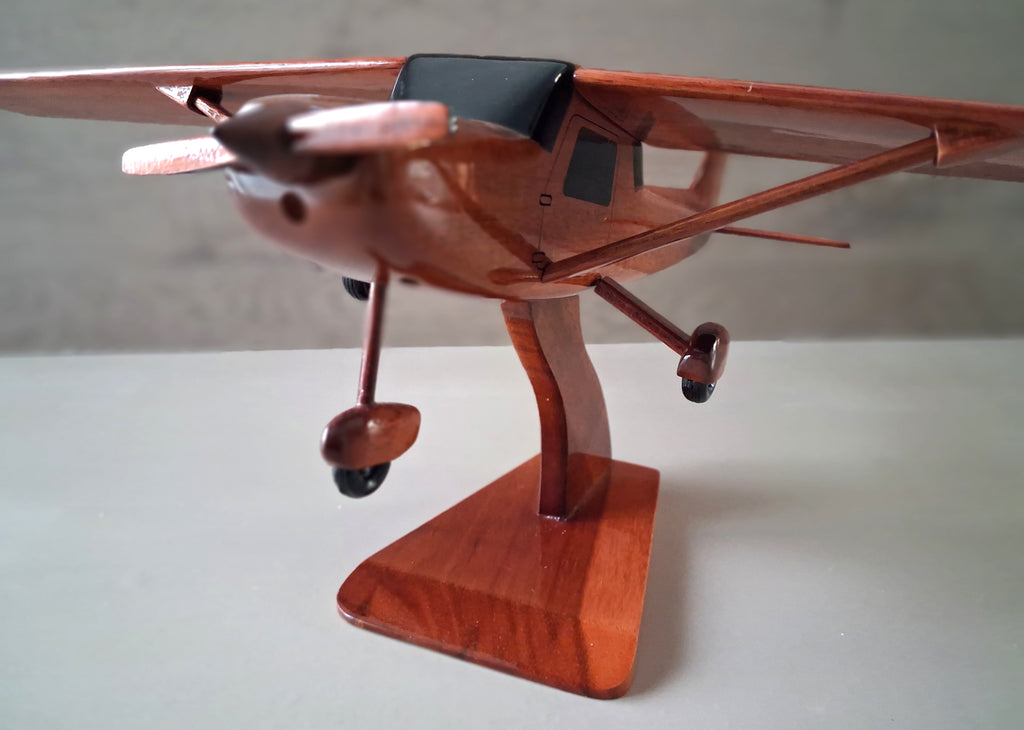 maquette du cessna 150 en bois vernis  belle finition