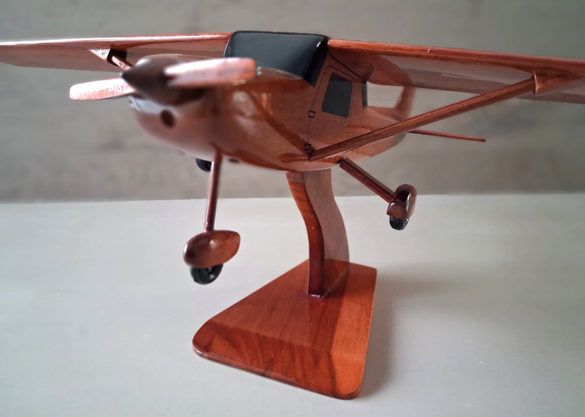 maquette du cessna 150 en bois vernis  belle finition