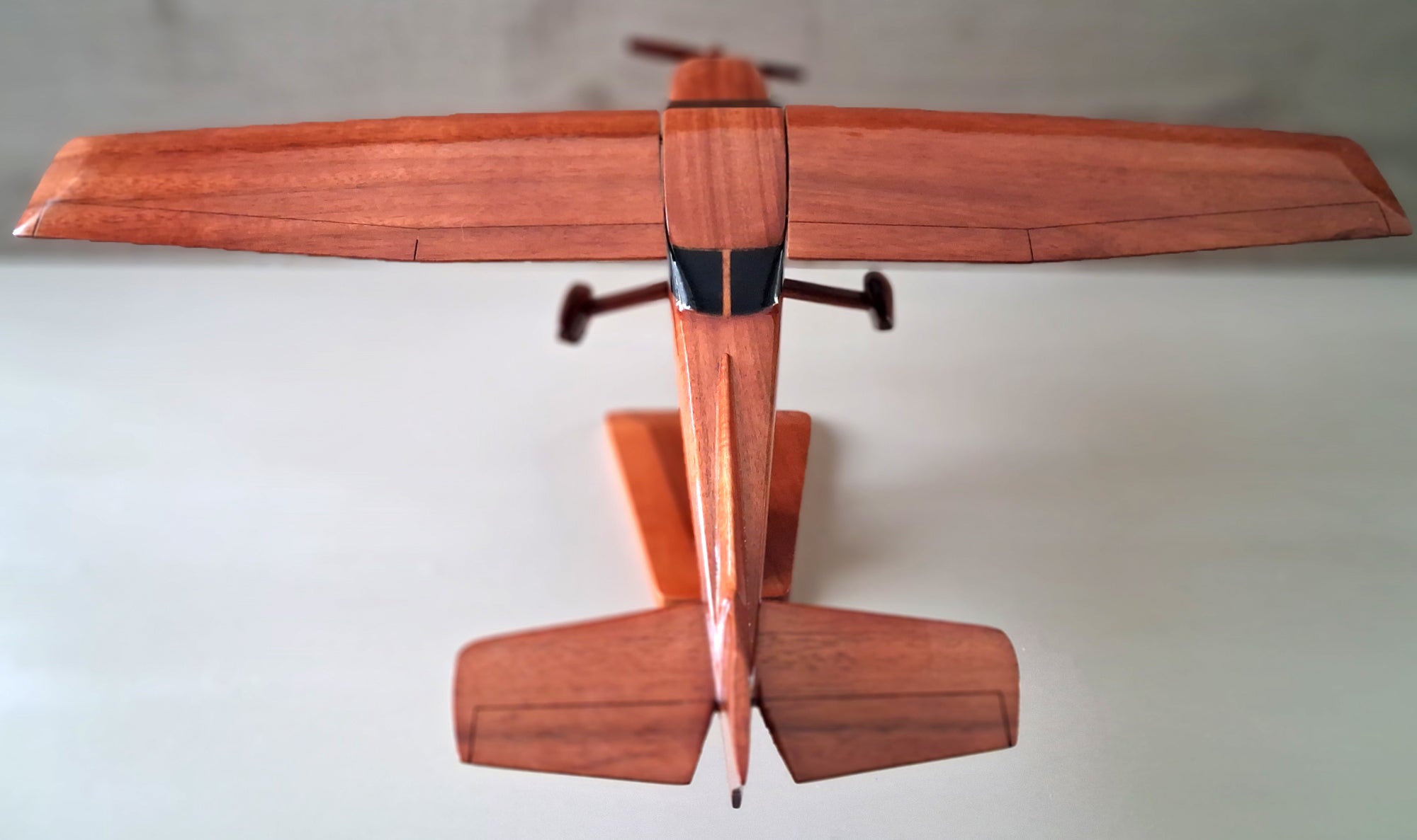 maquette du cessna 150 en bois vernis  belle finition