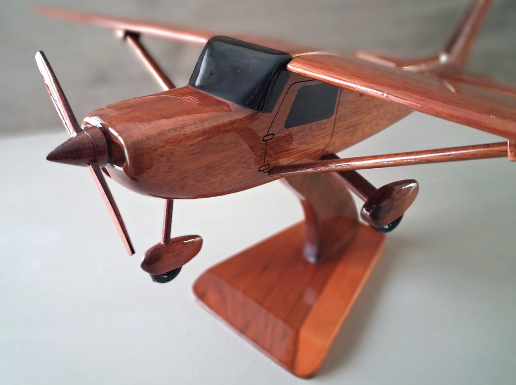 maquette du cessna 150 en bois vernis  belle finition