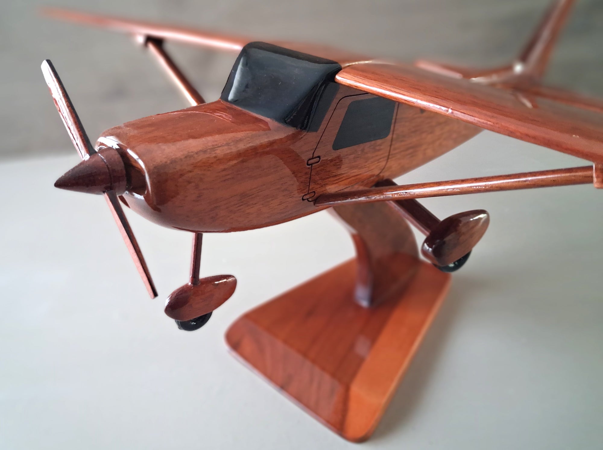 maquette du cessna 150 en bois vernis  belle finition