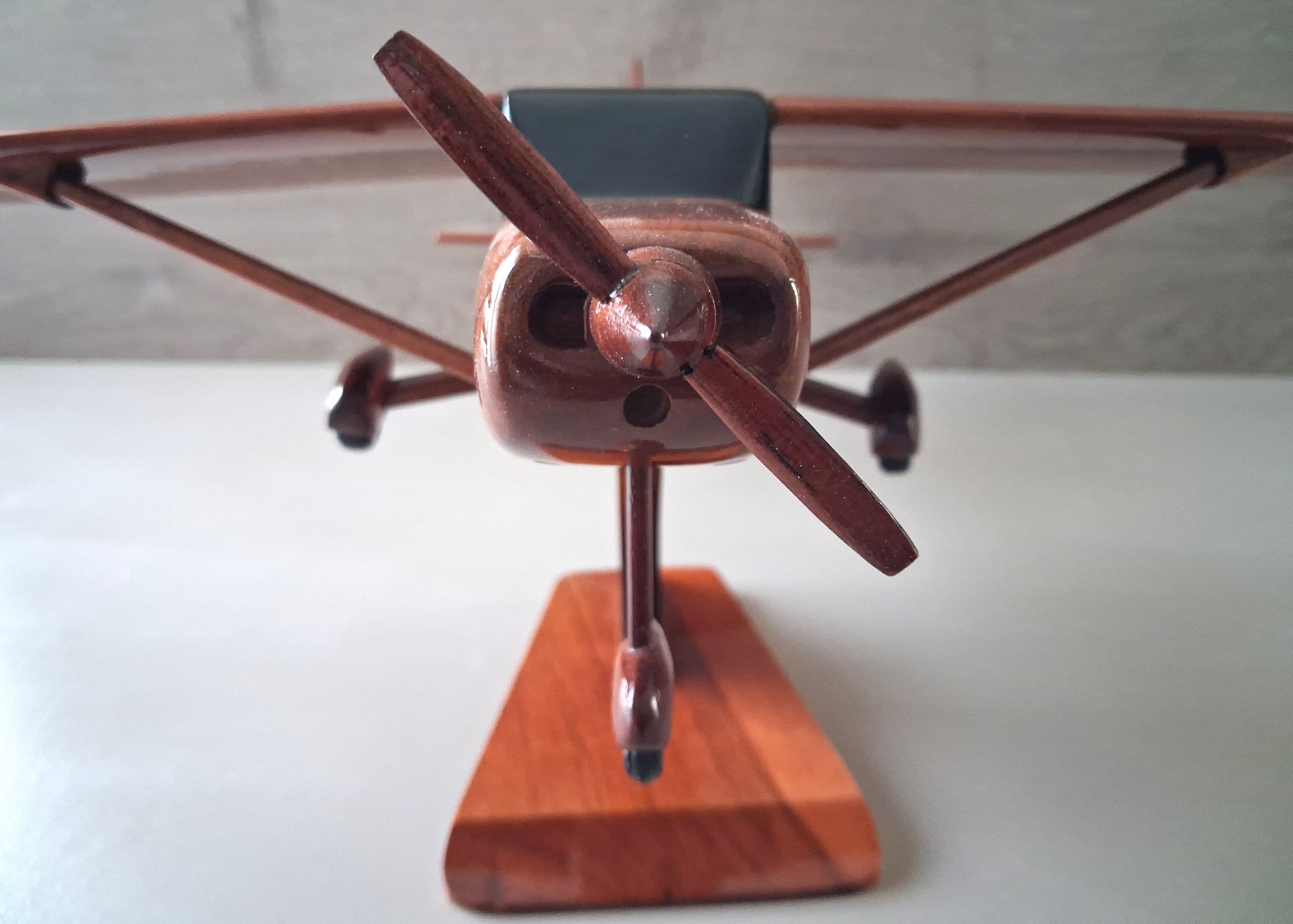 maquette du cessna 150 en bois vernis  belle finition