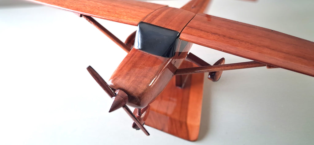 maquette du cessna 150 en bois vernis  belle finition