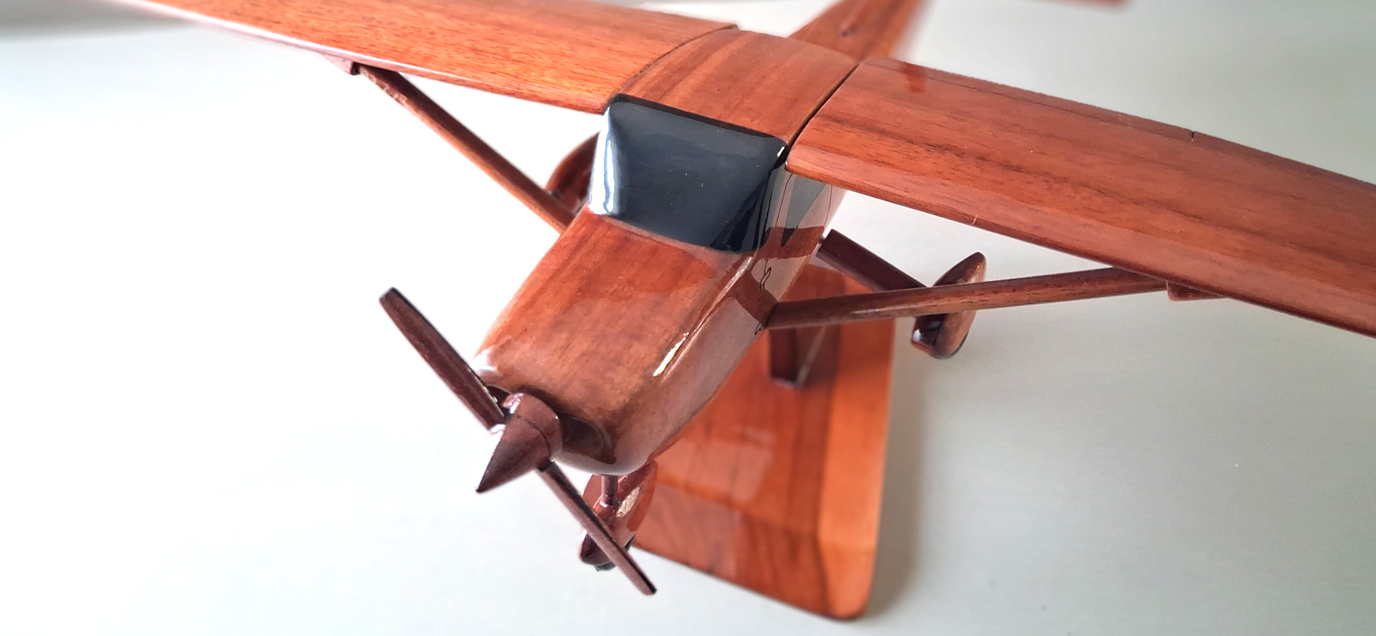 maquette du cessna 150 en bois vernis  belle finition