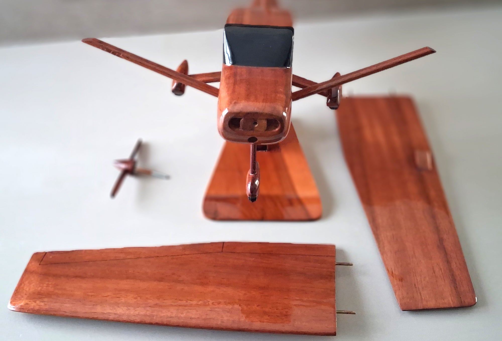 maquette du cessna 150 en bois vernis  belle finition