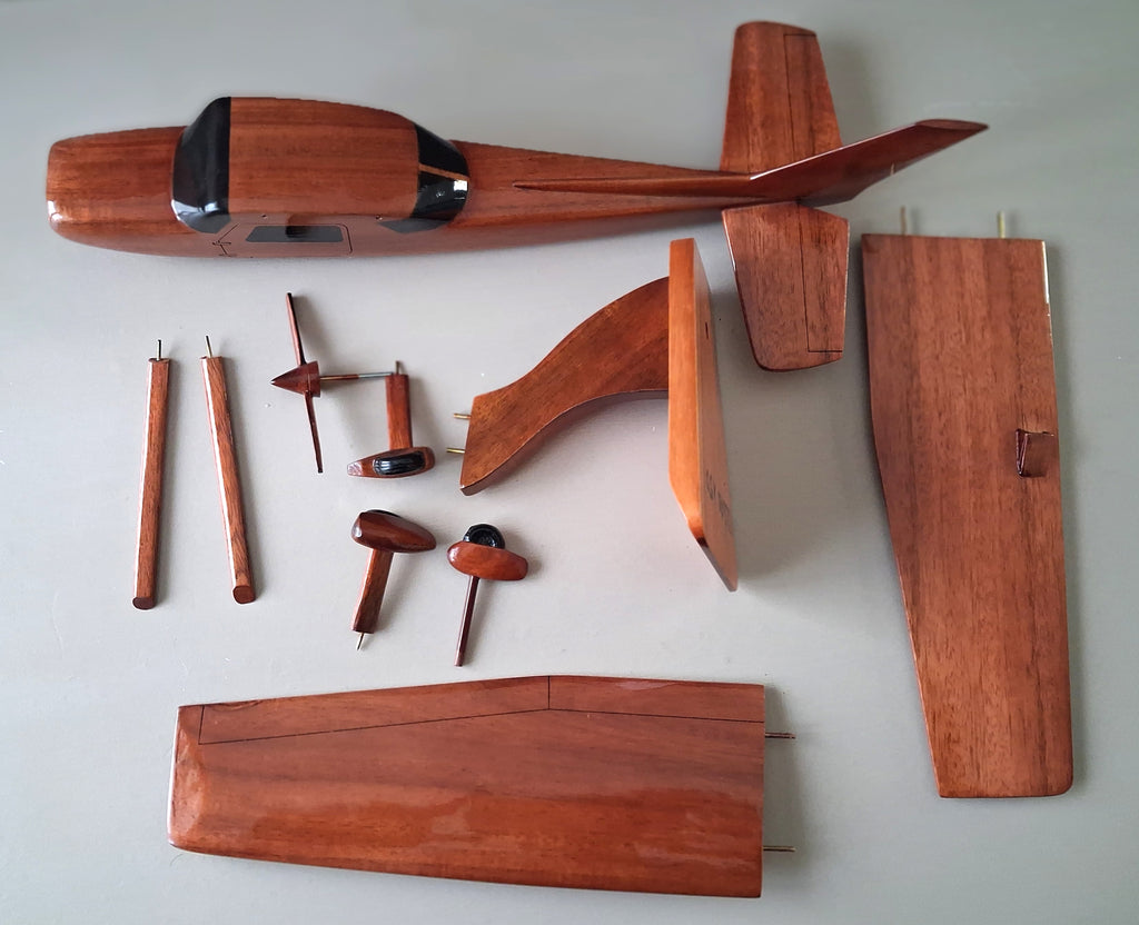 maquette du cessna 150 en bois vernis  belle finition