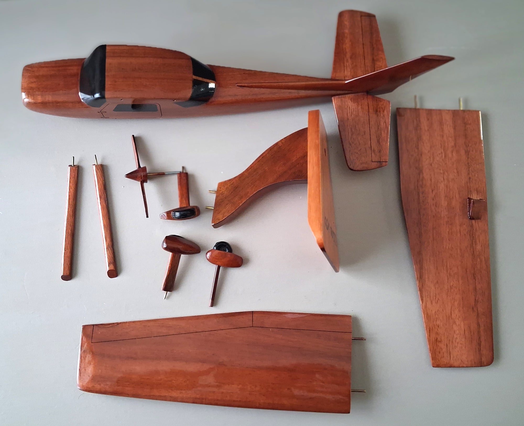 maquette du cessna 150 en bois vernis  belle finition