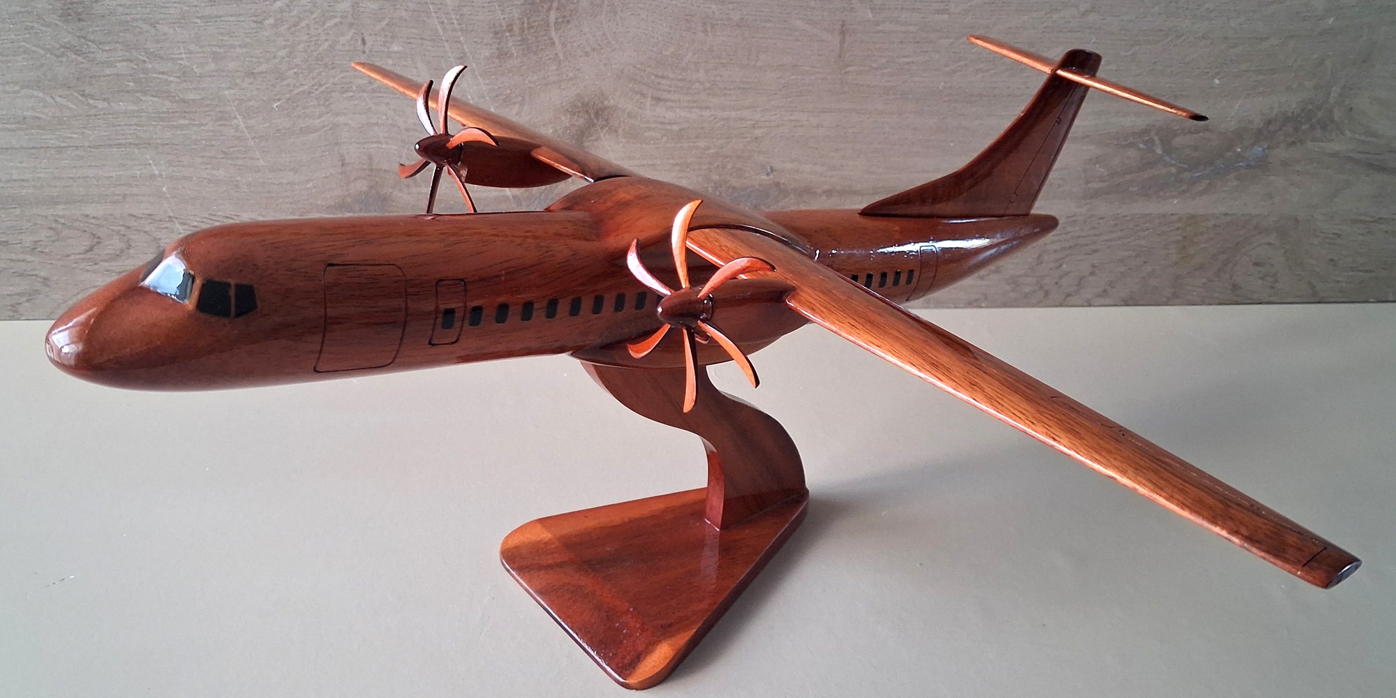 Maquette ATR 72 en Bois de Palissandre Vernis - Réplique Avion Régional