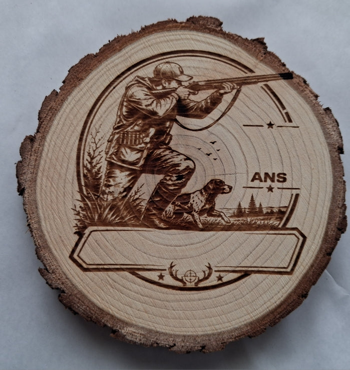 dessin chasseur et son chien gravé sur decoration bois