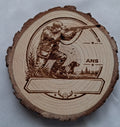dessin chasseur et son chien gravé sur decoration bois