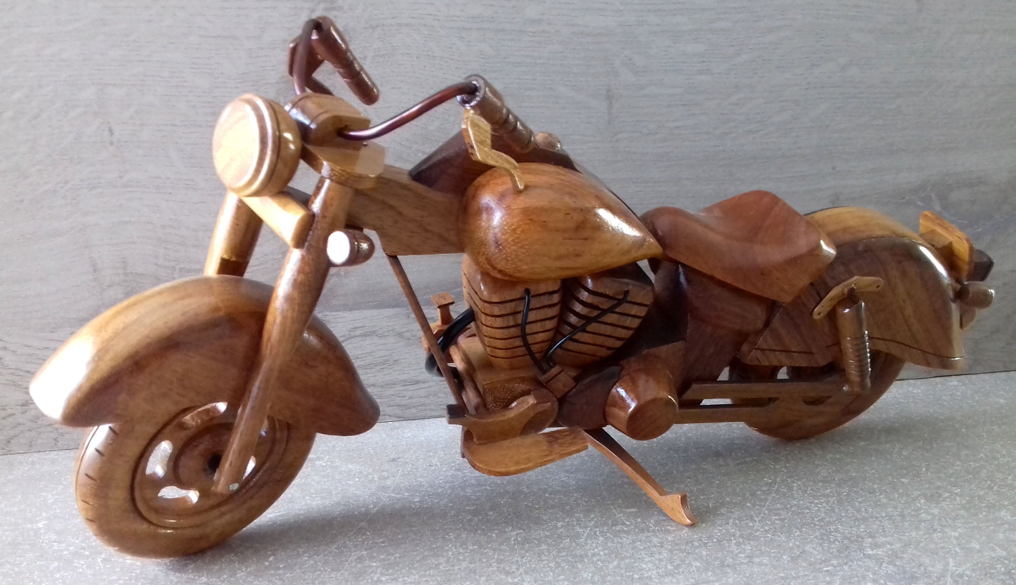 Maquette Harley Davidson en Bois de Palissandre Vernis - Réplique Moto Légendaire