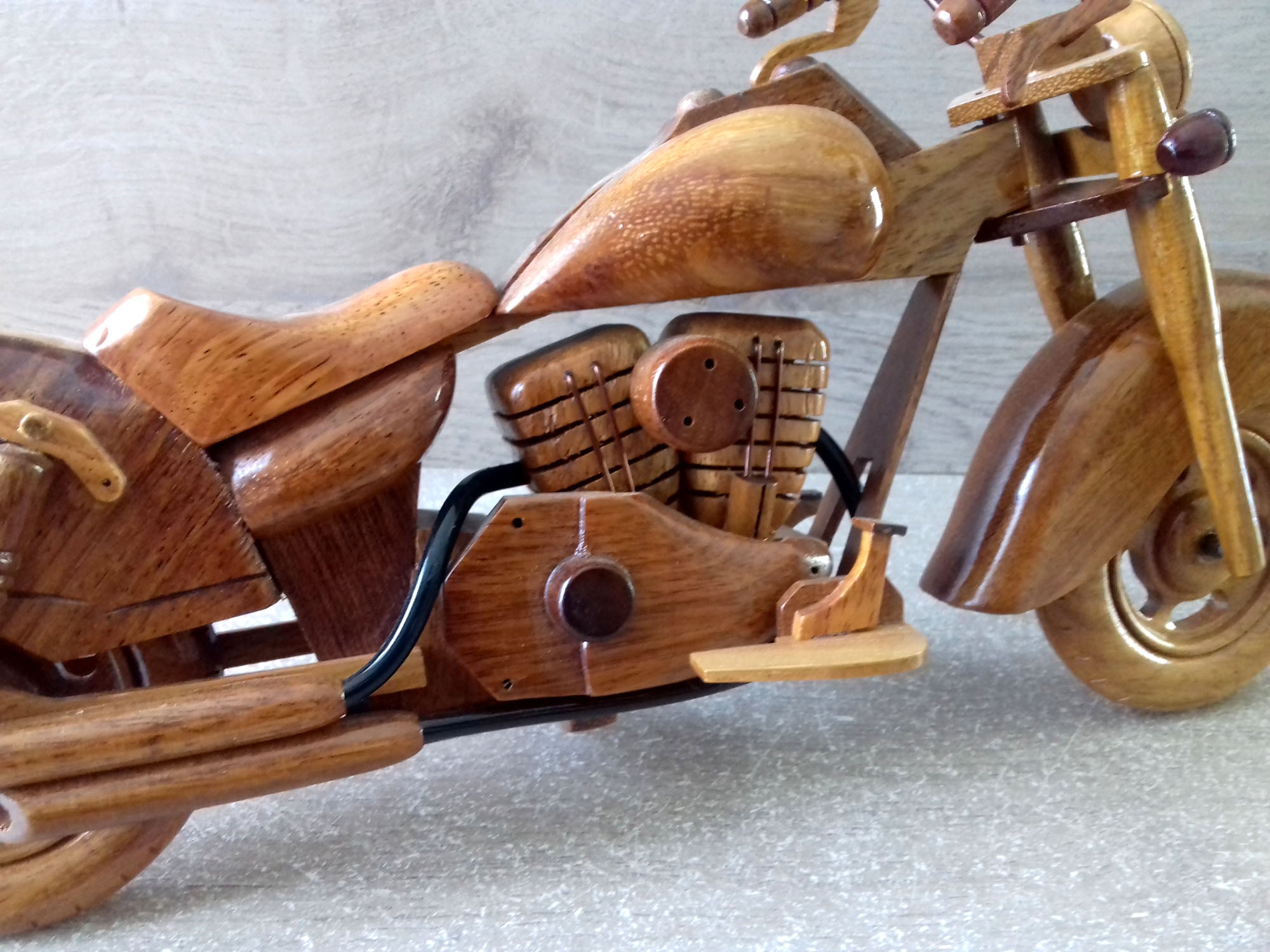 Maquette Harley Davidson en Bois de Palissandre Vernis - Réplique Moto Légendaire