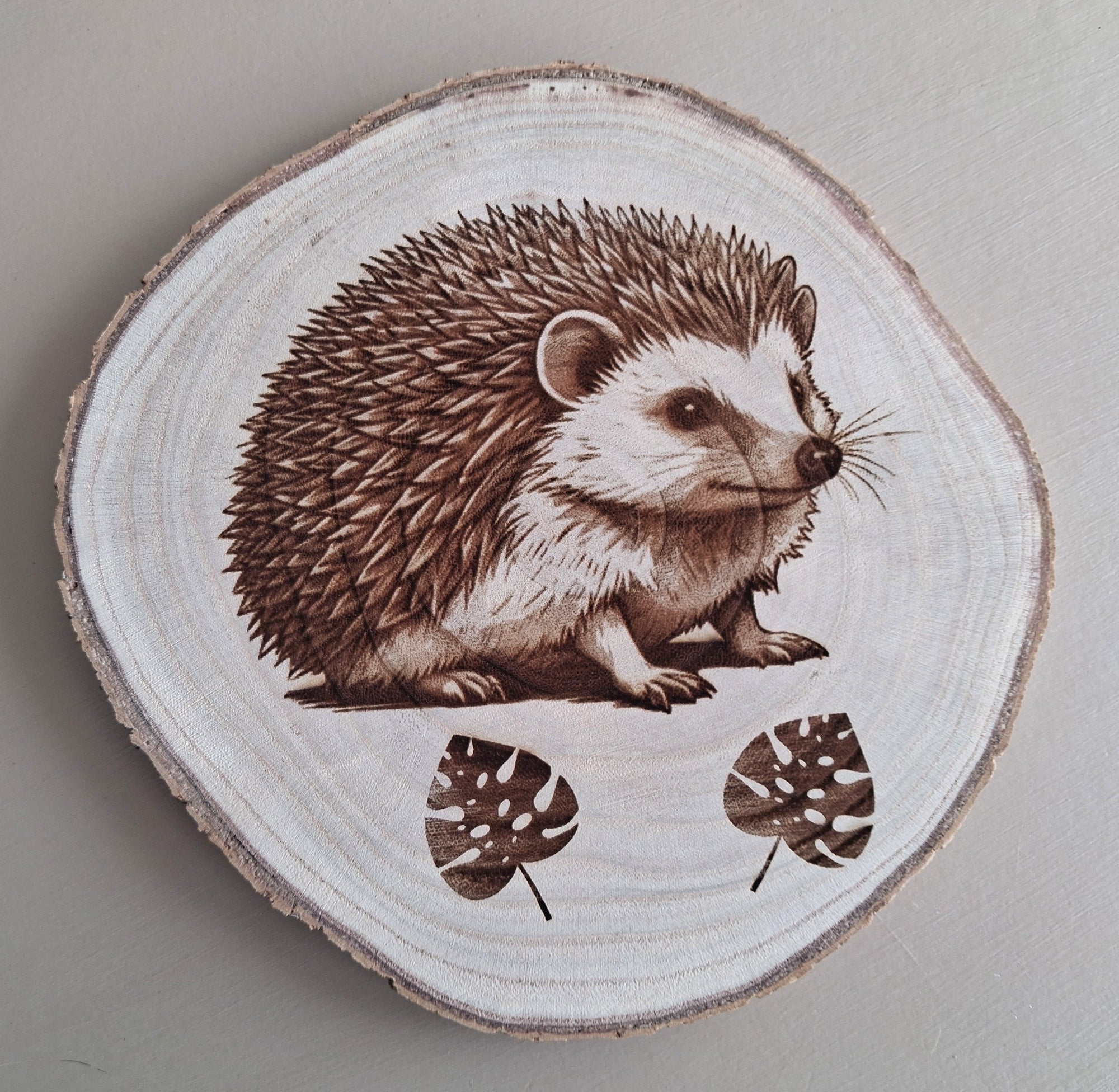 herisson dessin gravé sur bois naturel