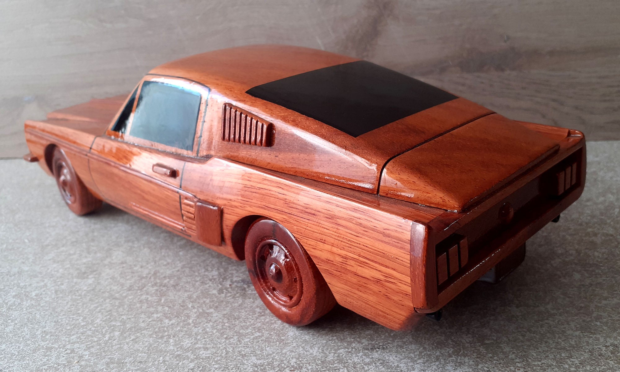 Maquette Ford Mustang 1968 en Bois  - Réplique Voiture Vintage