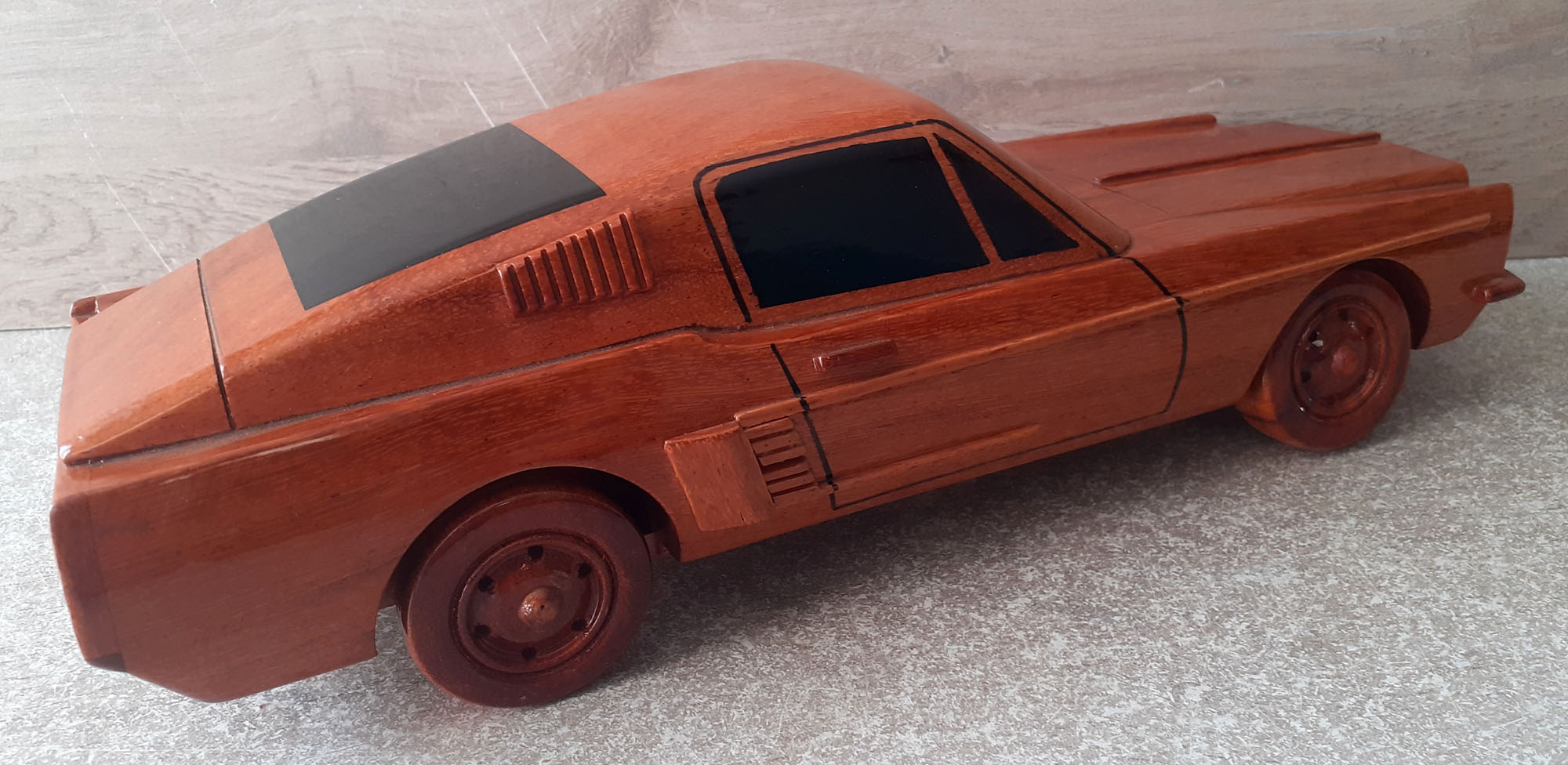 Maquette Ford Mustang 1968 en Bois  - Réplique Voiture Vintage
