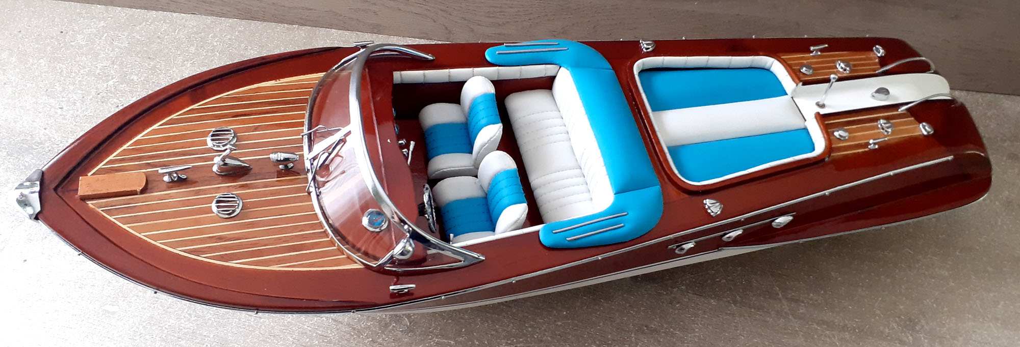 Maquette Riva en Bois Vernis - Réplique Bateau de Luxe Artisanale