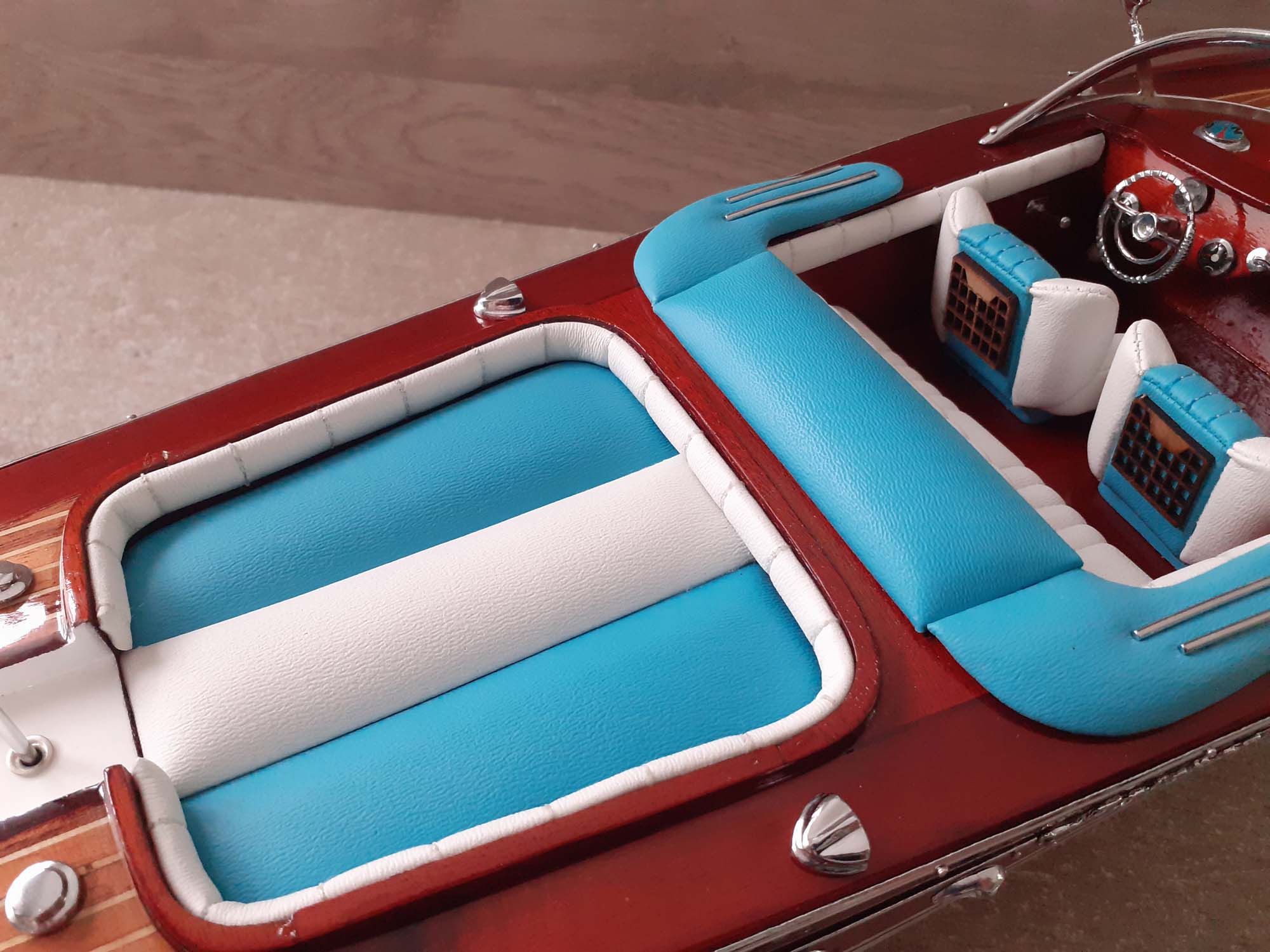 Maquette Riva en Bois Vernis - Réplique Bateau de Luxe Artisanale