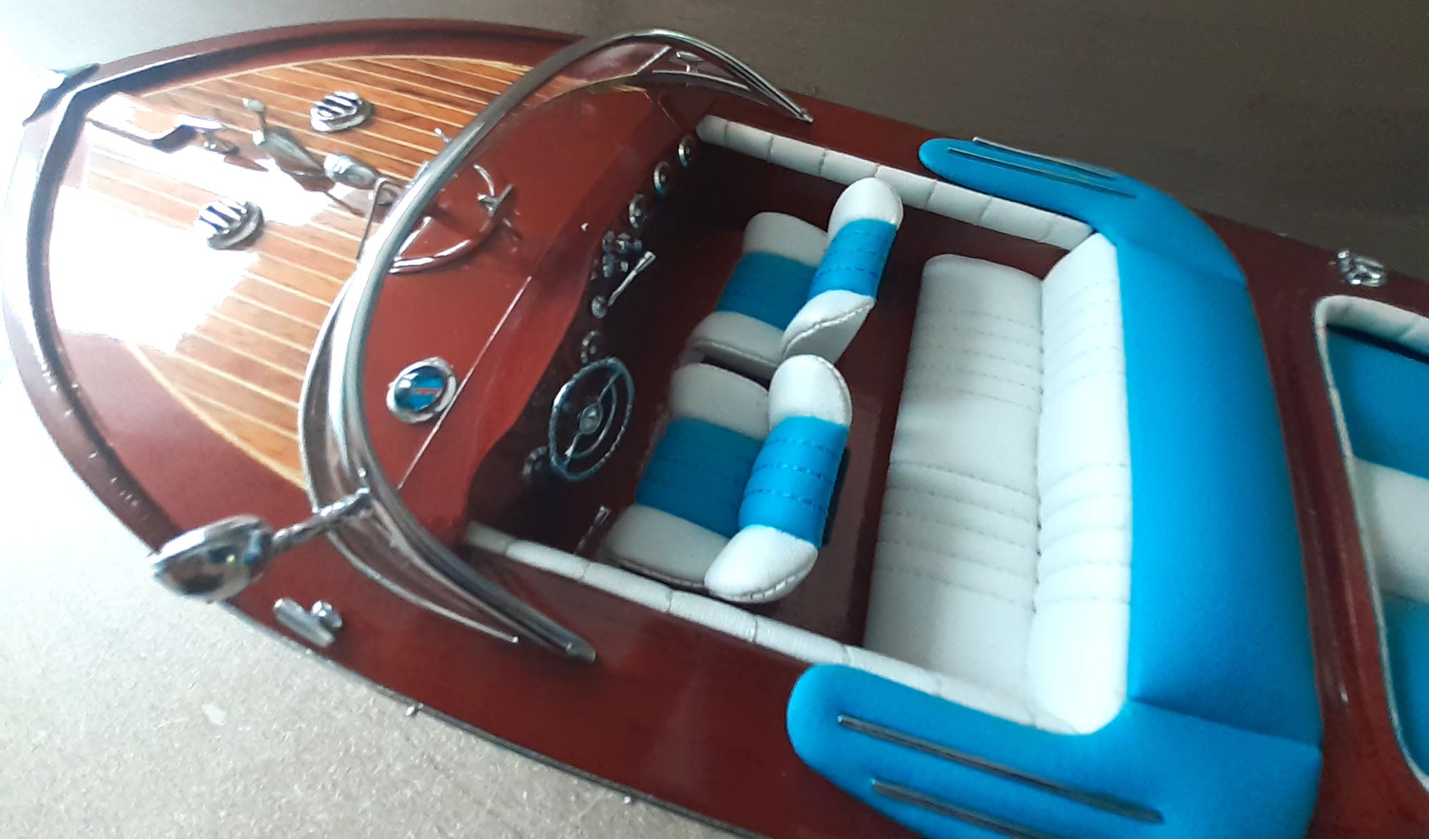 Maquette Riva en Bois Vernis - Réplique Bateau de Luxe Artisanale